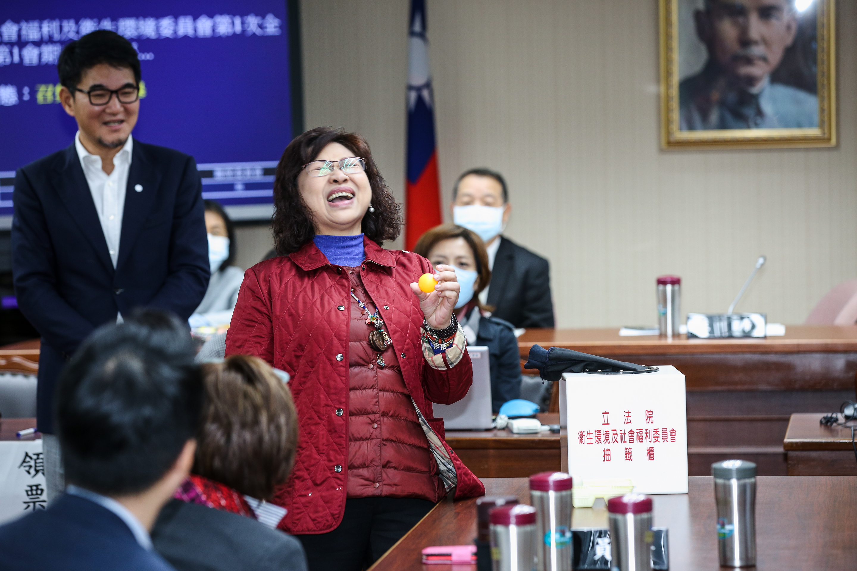 國民黨立委廖婉汝沒抽中衛環委員會召委,當場露出懊惱表情。