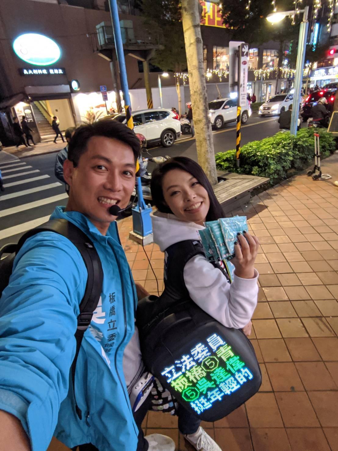 民眾黨立委高虹安（右）去年為同黨立委候選人吳達偉（左）助選時認識當時在吳辦擔任主任的王郁文。（高虹安辦公室提供）