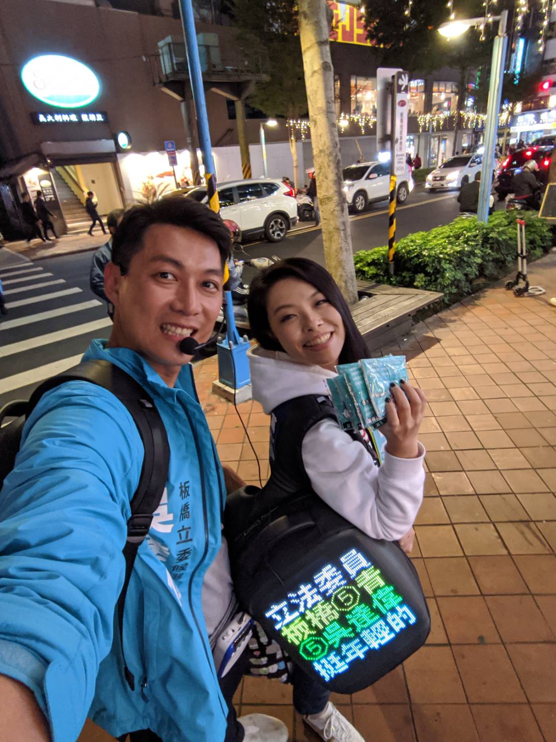 民眾黨立委高虹安（右）去年為同黨立委候選人吳達偉（左）助選時認識當時在吳辦擔任主任的王郁文。（高虹安辦公室提供）