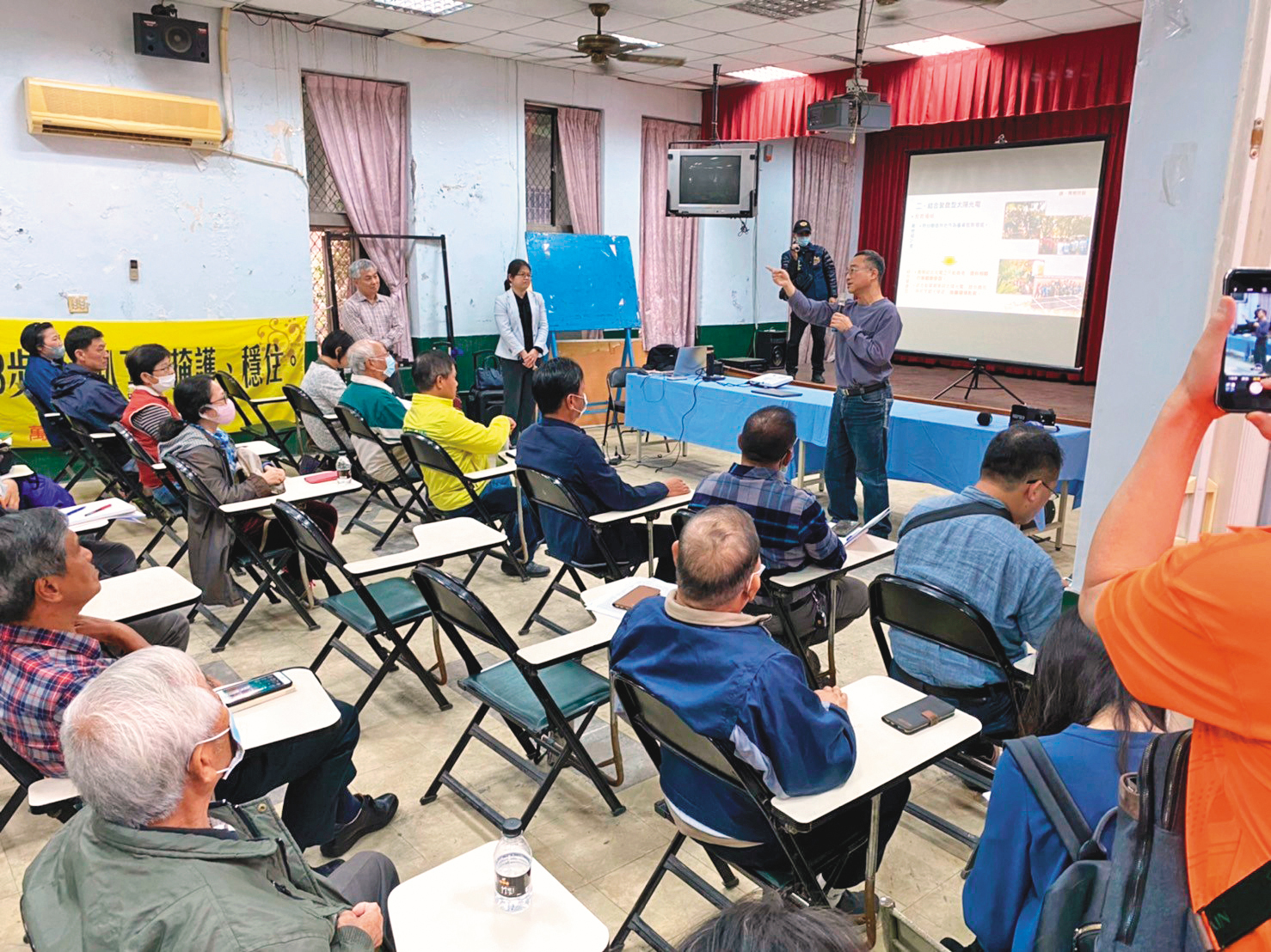 台糖公司到屏東縣萬巒鄉舉辦太陽能發電的「農電共生計畫」說明會，現場砲聲隆隆。（翻攝萬巒鄉公所臉書）