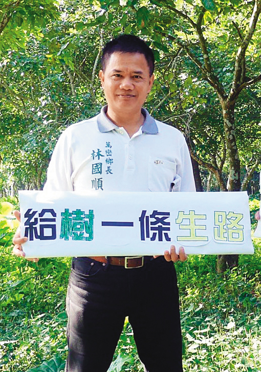 萬巒鄉長林國順說：「如果挖土機開過來，我們就會上街頭舉白布條抗爭。」（圖片來源：屏東縣議員李世斌服務處）