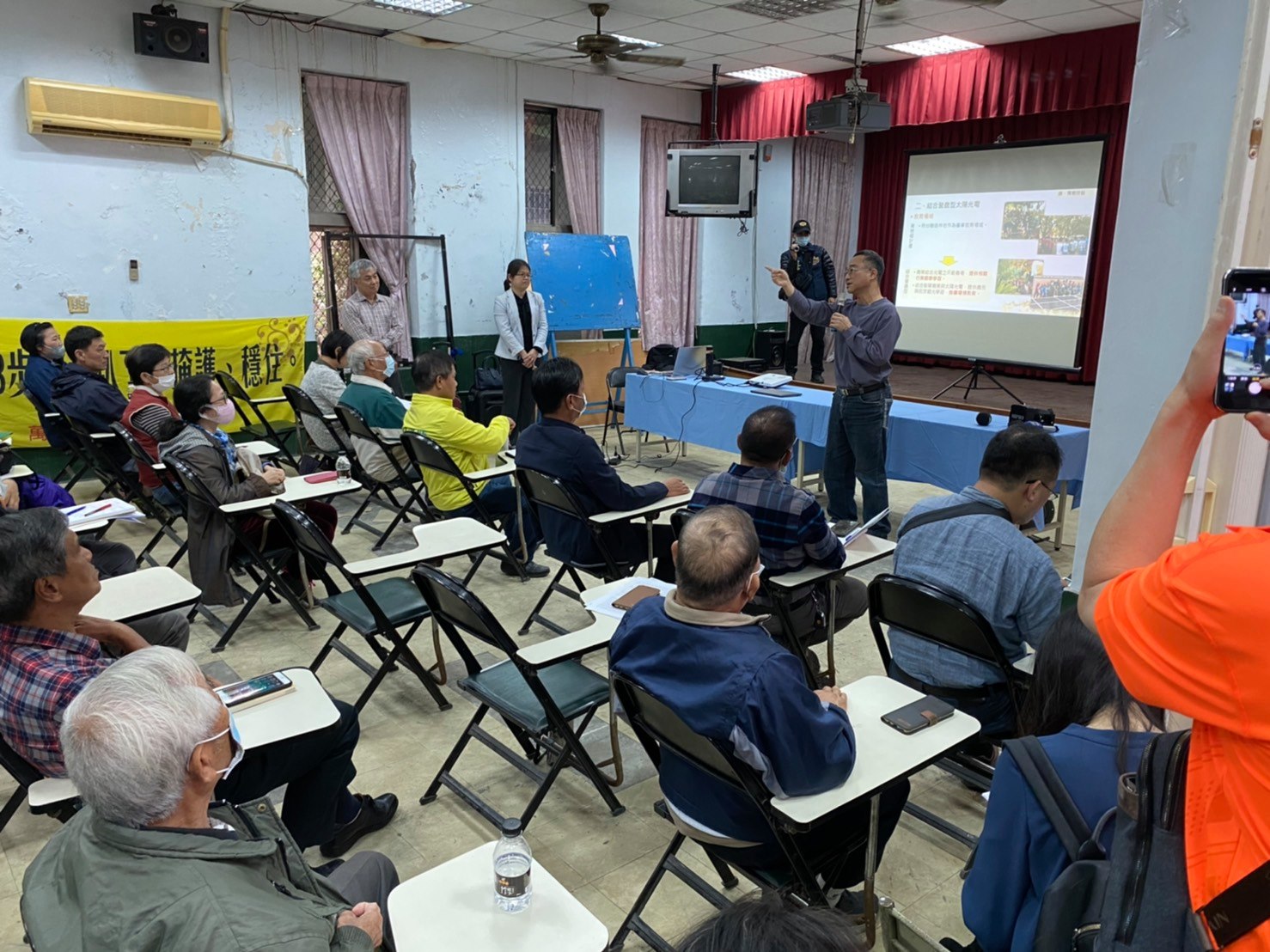 台糖公司到屏東縣萬巒鄉舉辦太陽能發電的「農電共生計畫」說明會，現場砲聲隆隆。（翻攝自萬巒鄉公所臉書）