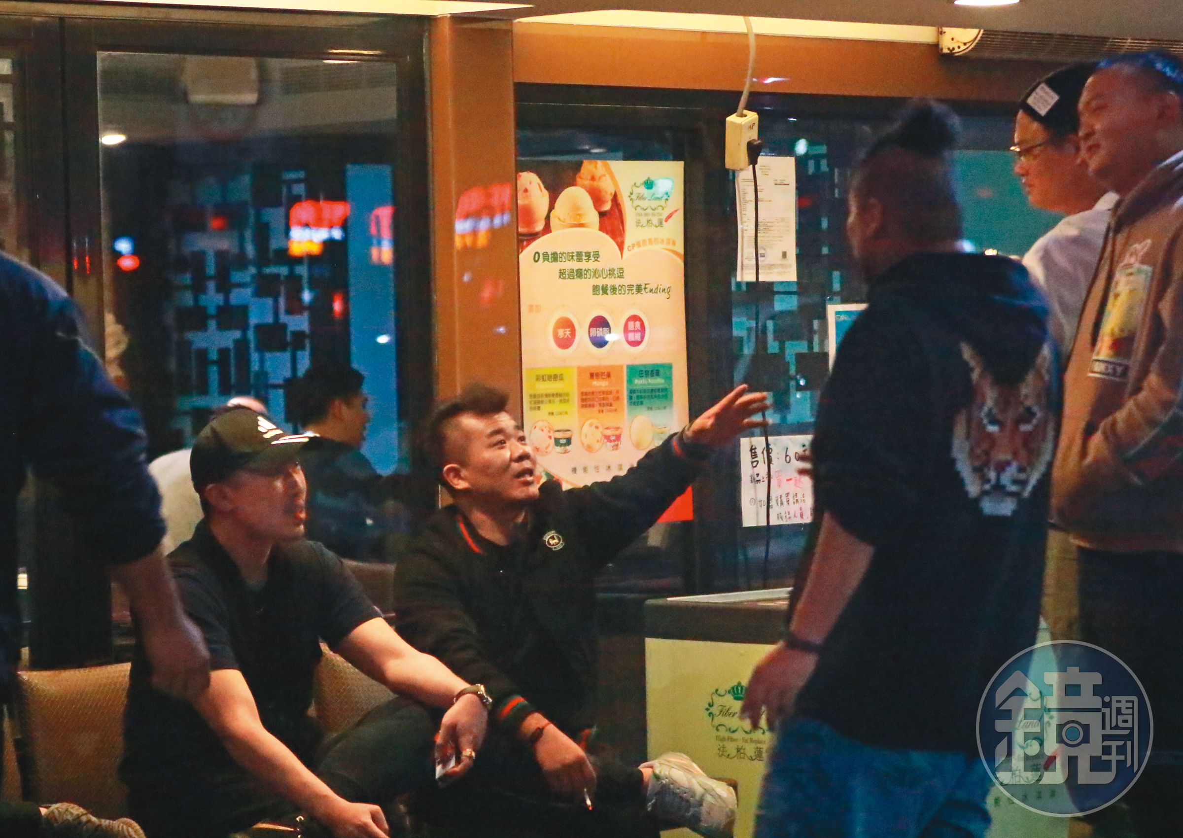 2/24 00:48 門口哈菸哈不夠，游否希（右三）等4人又坐下繼續哈。