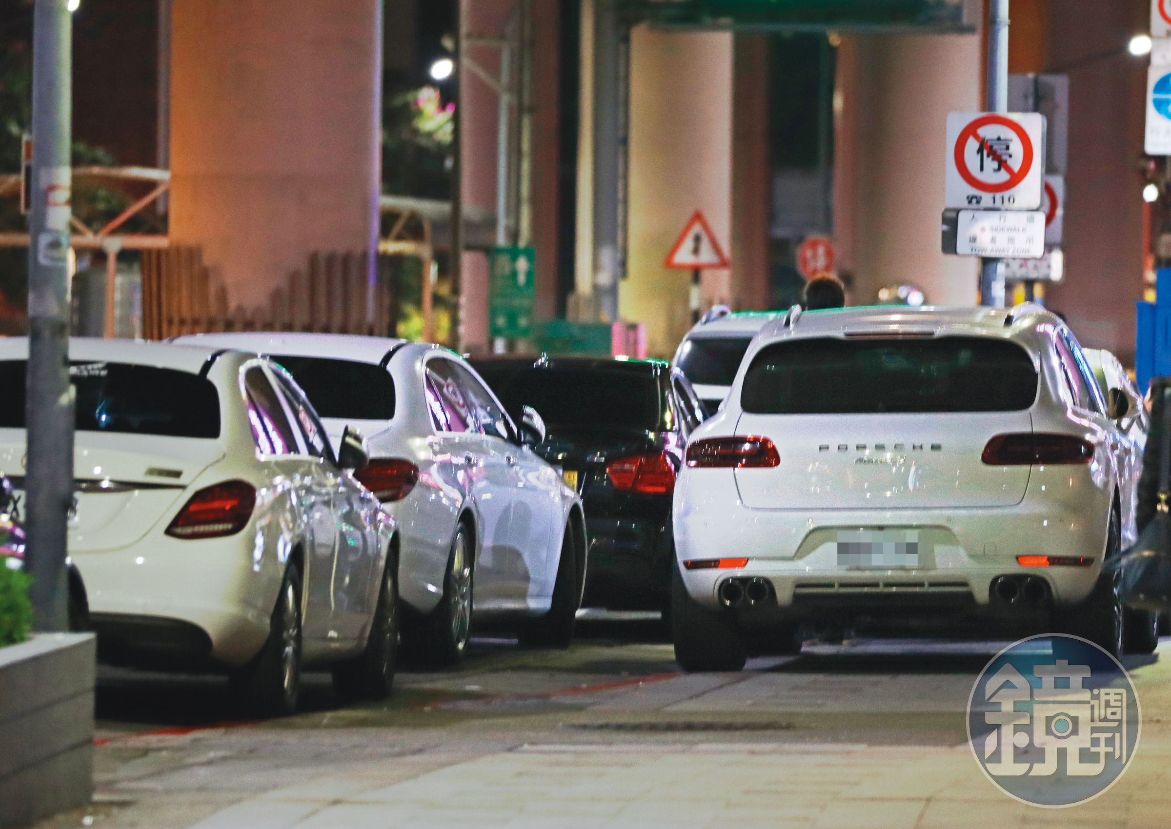 01:13 在不瘋狂就等死幾人的豪華名車都在餐廳門口違停，還占用公車停車格。