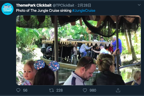 沉船瞬間，乘客紛紛站上椅背。（翻攝自ThemePark Clickbait Twitter）