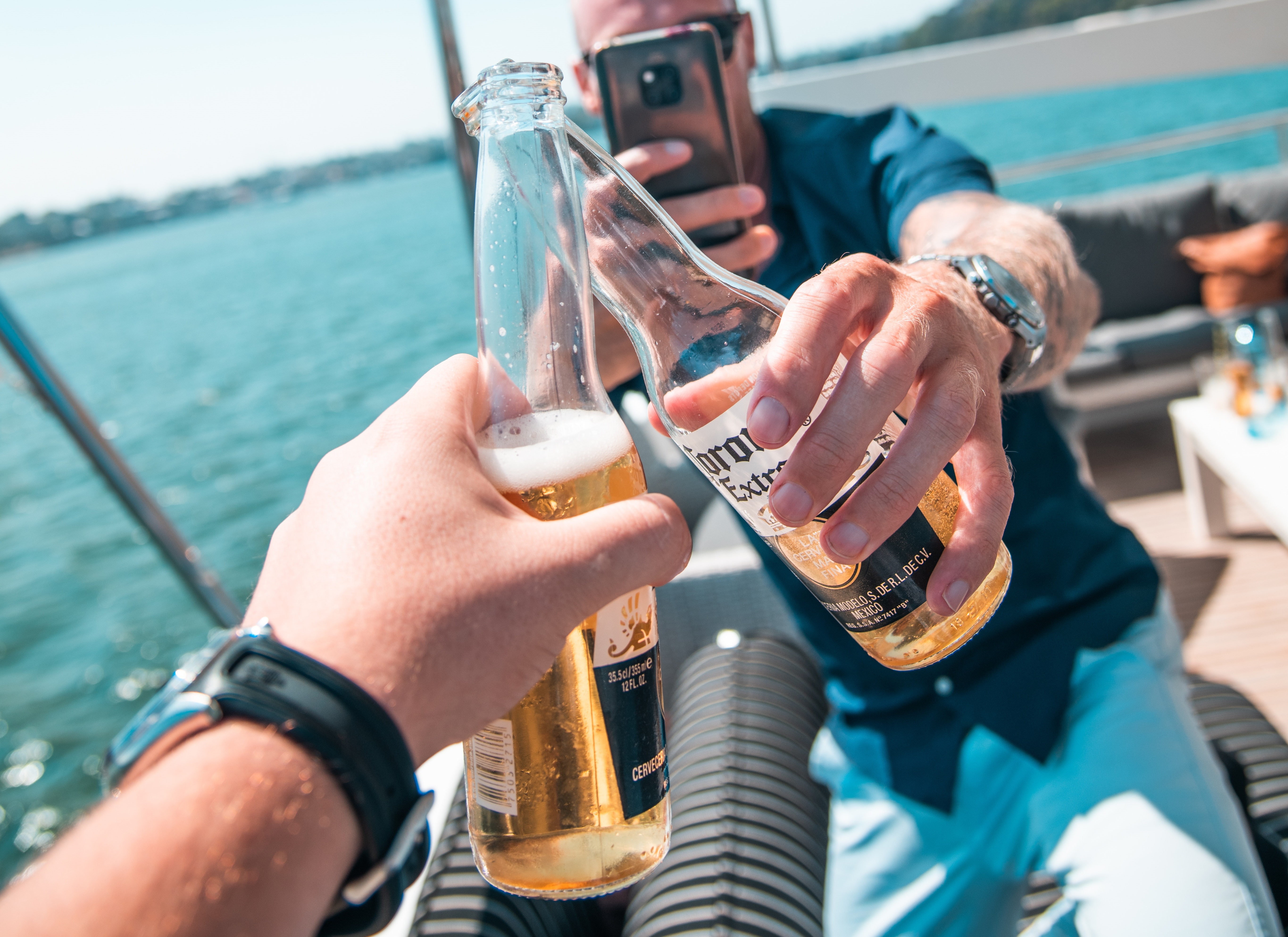 和新冠病毒撞名的可樂娜啤酒（圖）所屬的跨國酒業百威英博集團坦言這2個月來，在中國的市場已蒙受1.7億美元損失。（pexels／Damon Hall）