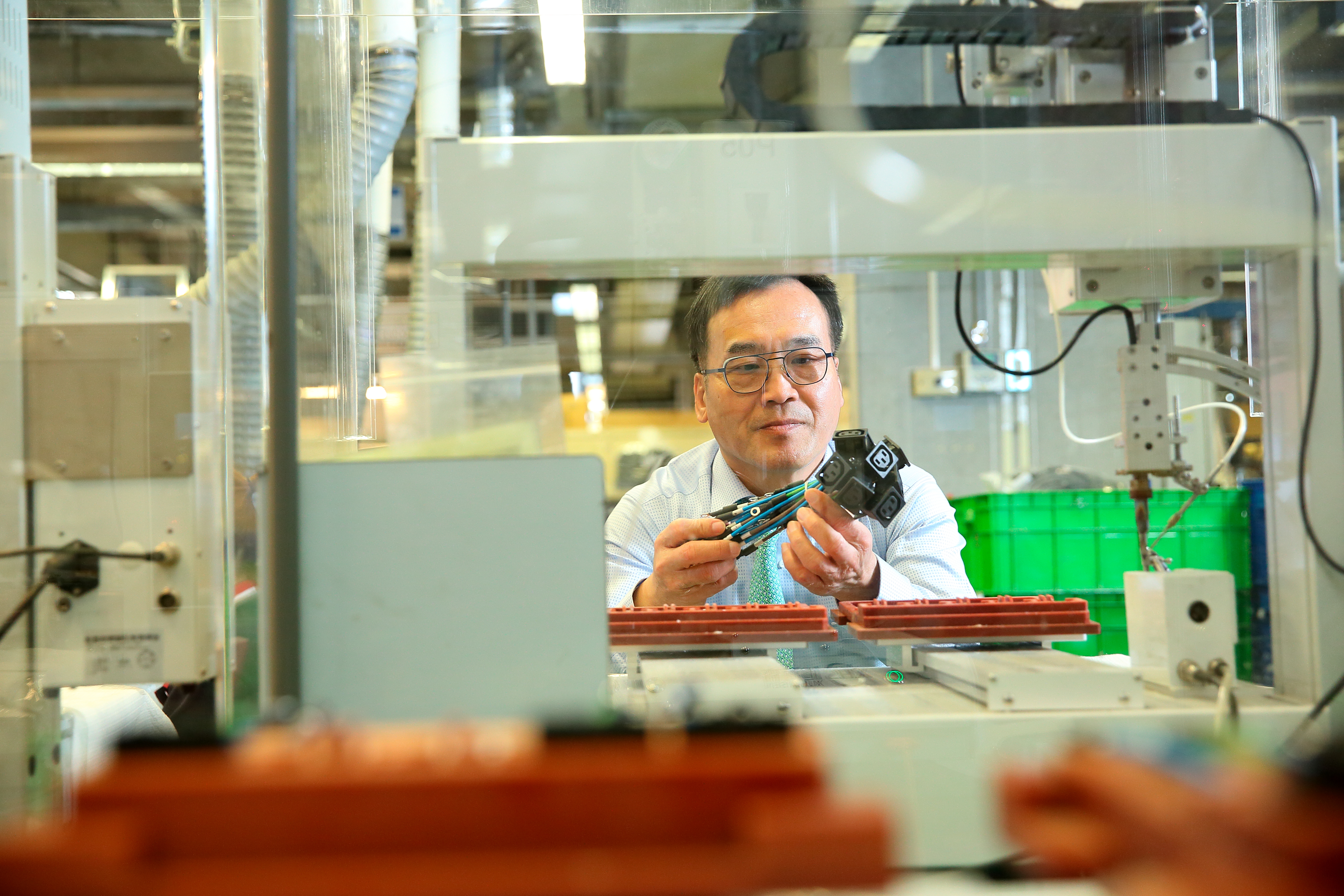 賴柄源以連接線束模組橫跨資訊、工業和車用等領域，在二輪和三輪的電動車防水連接器市場拚出全台市占第一。