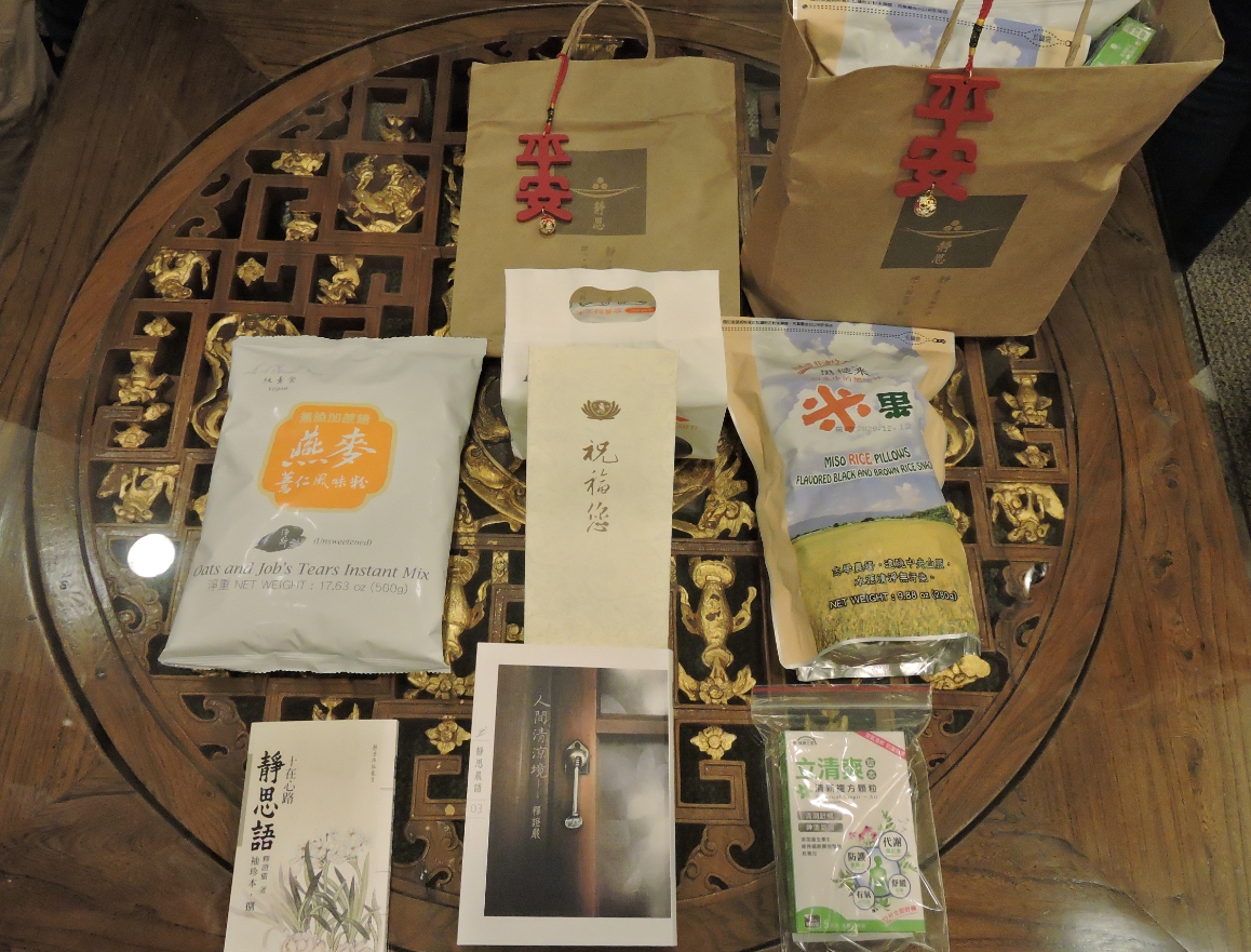 慈濟基金會提供給居家隔離者的安心祝福包內含 五穀粉、香積飯、淨斯穀糧、保健品、靜思語、平安吊飾、愛心祝福卡等。(慈濟基金會提供)