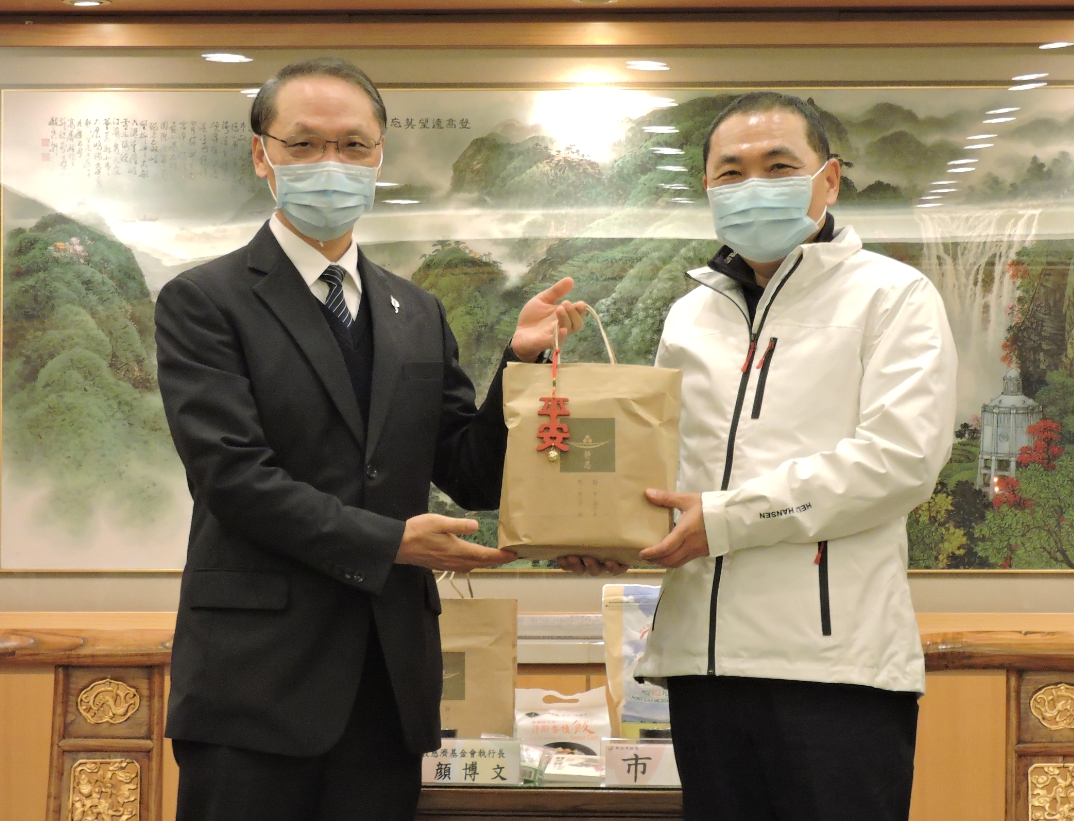 慈濟基金會執行長顏博文（左）致贈新北市政府安心祝福包，由新北市長侯友宜代表接受。（慈濟基金會提供）