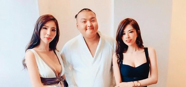 本燙雖然是醜男代表，但進軍拍攝成人片大享豔福。（讀者提供）