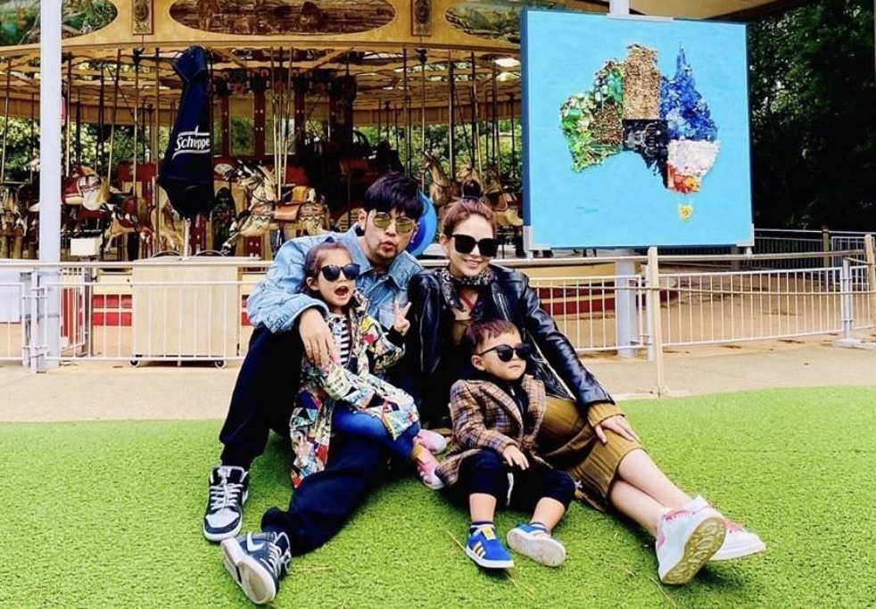 周杰倫多場巡演被迫延期，他帶老婆昆凌前往澳洲觀賞瑞士球王費德勒比賽，好不愜意。（翻攝自周杰倫IG）