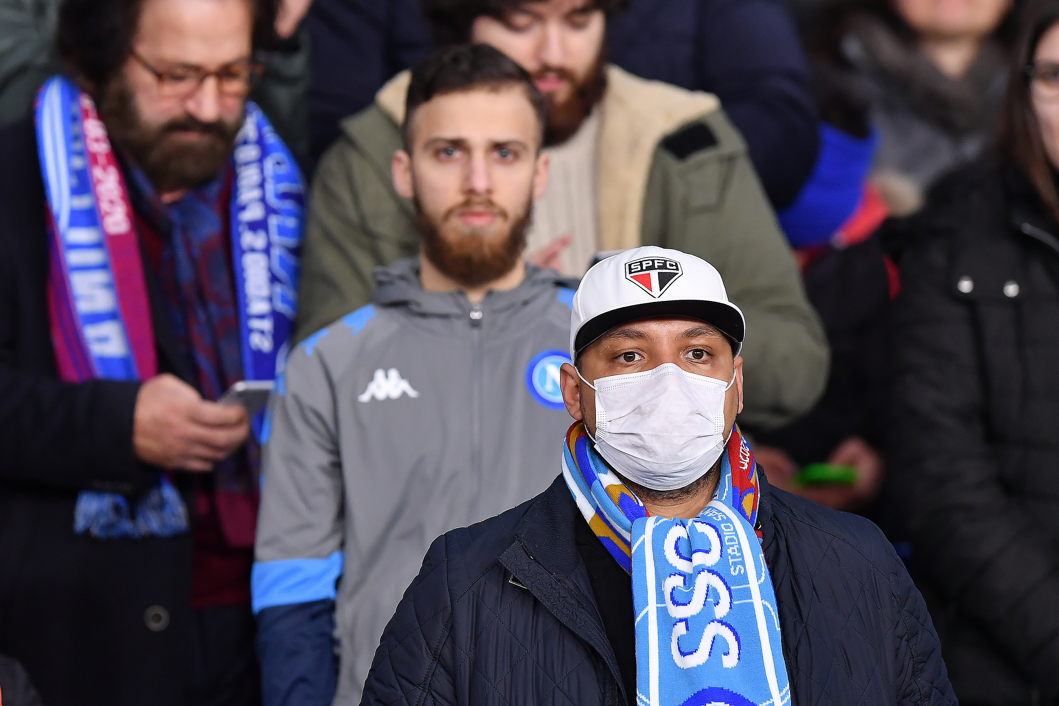 在歐洲重災區的義大利，有球迷戴口罩觀賽。（東方IC）