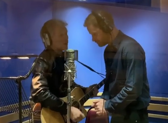 哈利王子與搖滾天團邦喬飛主唱在錄音室合唱，引起外界猜測哈利王子退出王室，難道是想當歌手？（翻攝自sussexroyal IG）