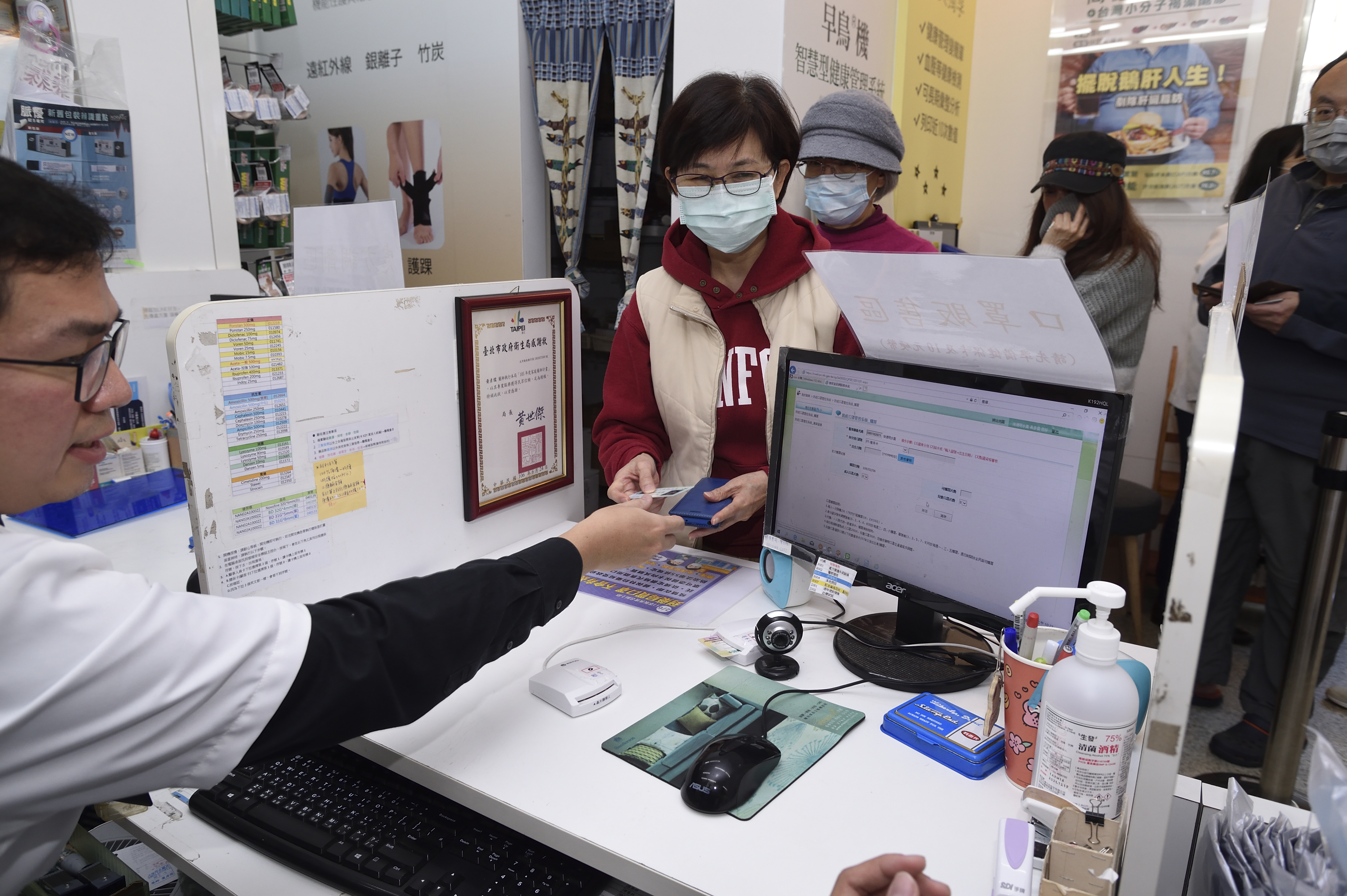 成人口罩增加為7天可買3片、兒童口罩增加為7天可賣5片。圖為本刊資料照。