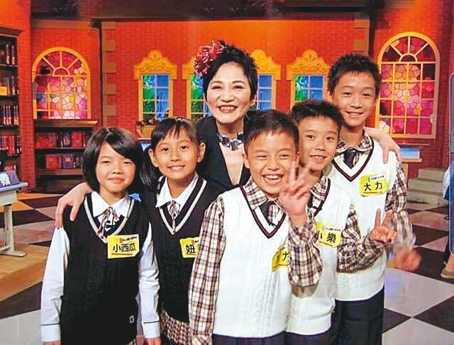 2008年沉寂一陣子的張小燕,以台視《百萬小學堂》創下綜藝節目新潮流。(翻攝自張小燕臉書)