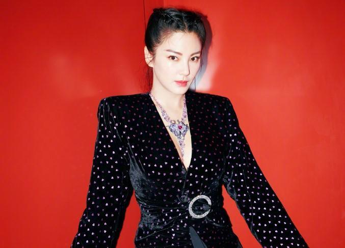 張雨綺不僅長的漂亮,身材也火辣,在中國被稱為「街拍女王」。(翻攝自張雨綺微博)