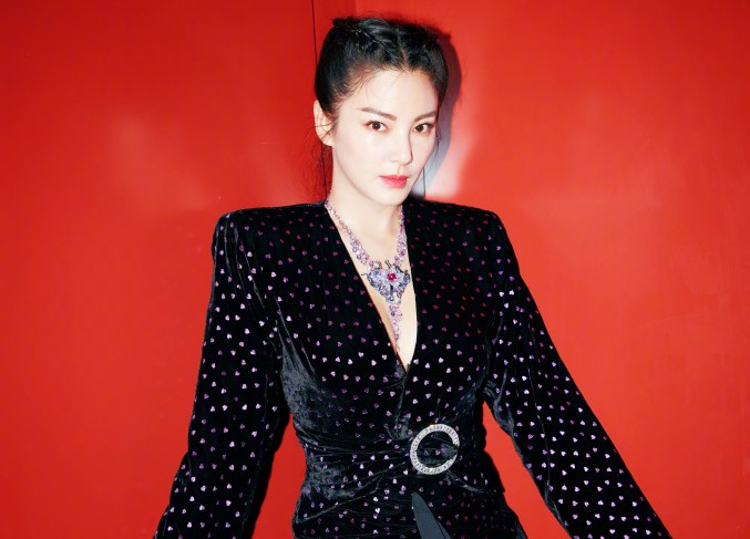 張雨綺不僅長的漂亮，身材也火辣，在中國被稱為「街拍女王」。（翻攝自張雨綺微博）