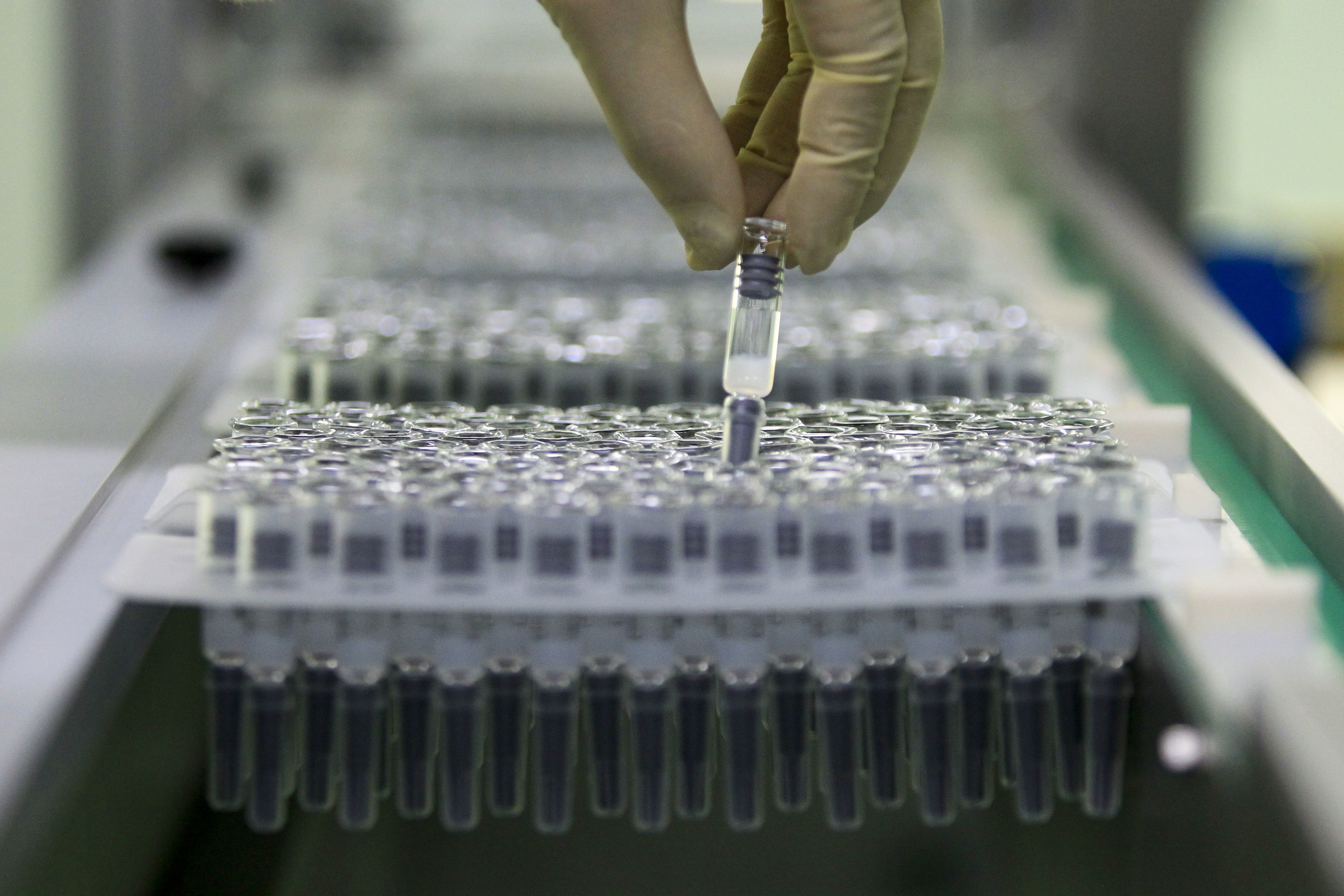 中國深圳一家製藥公司生產線上的疫苗。（東方IC）