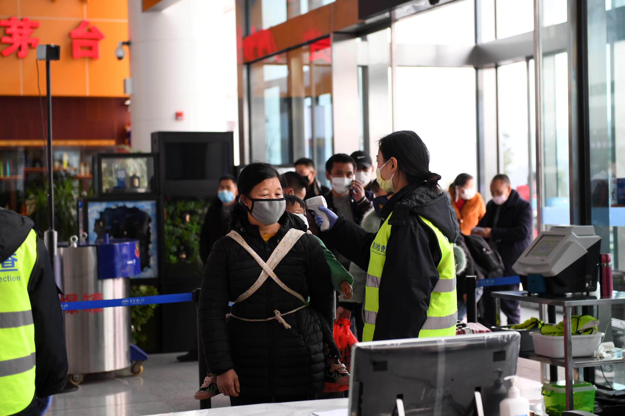 中國貴州遵義的茅台機場旅客接受體溫測量。(東方IC)