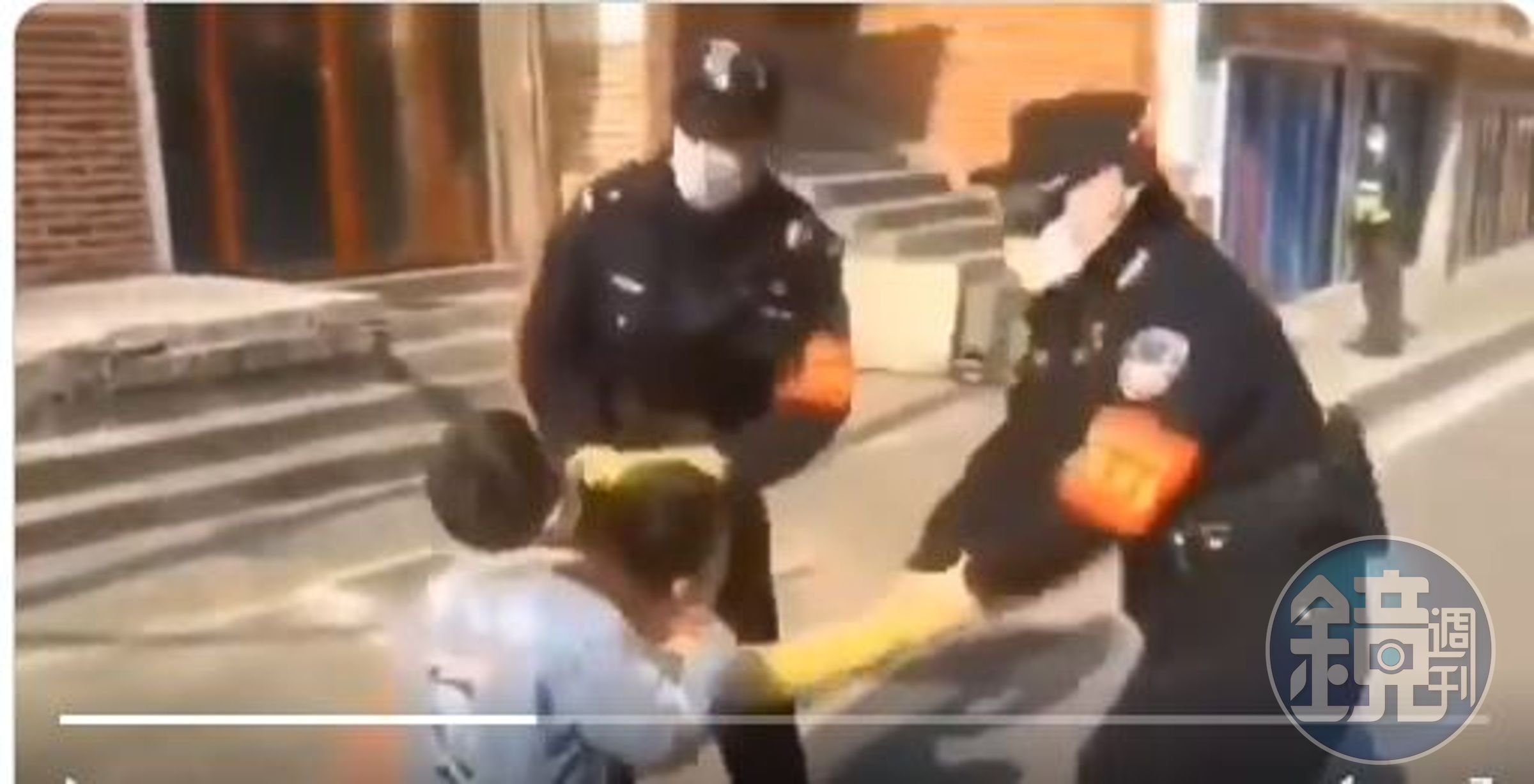 武漢肺炎疫情延燒，大陸地方政府和志願防疫人員以激烈手段落實防疫措施，勾起民眾對文化大革命時代紅衛兵的回憶。（翻攝推特@kenji_tokyo2007）