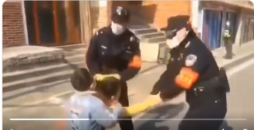 武漢肺炎疫情延燒，大陸地方政府和志願防疫人員以激烈手段落實防疫措施，勾起民眾對文化大革命時代紅衛兵的回憶。（翻攝推特@kenji_tokyo2007）