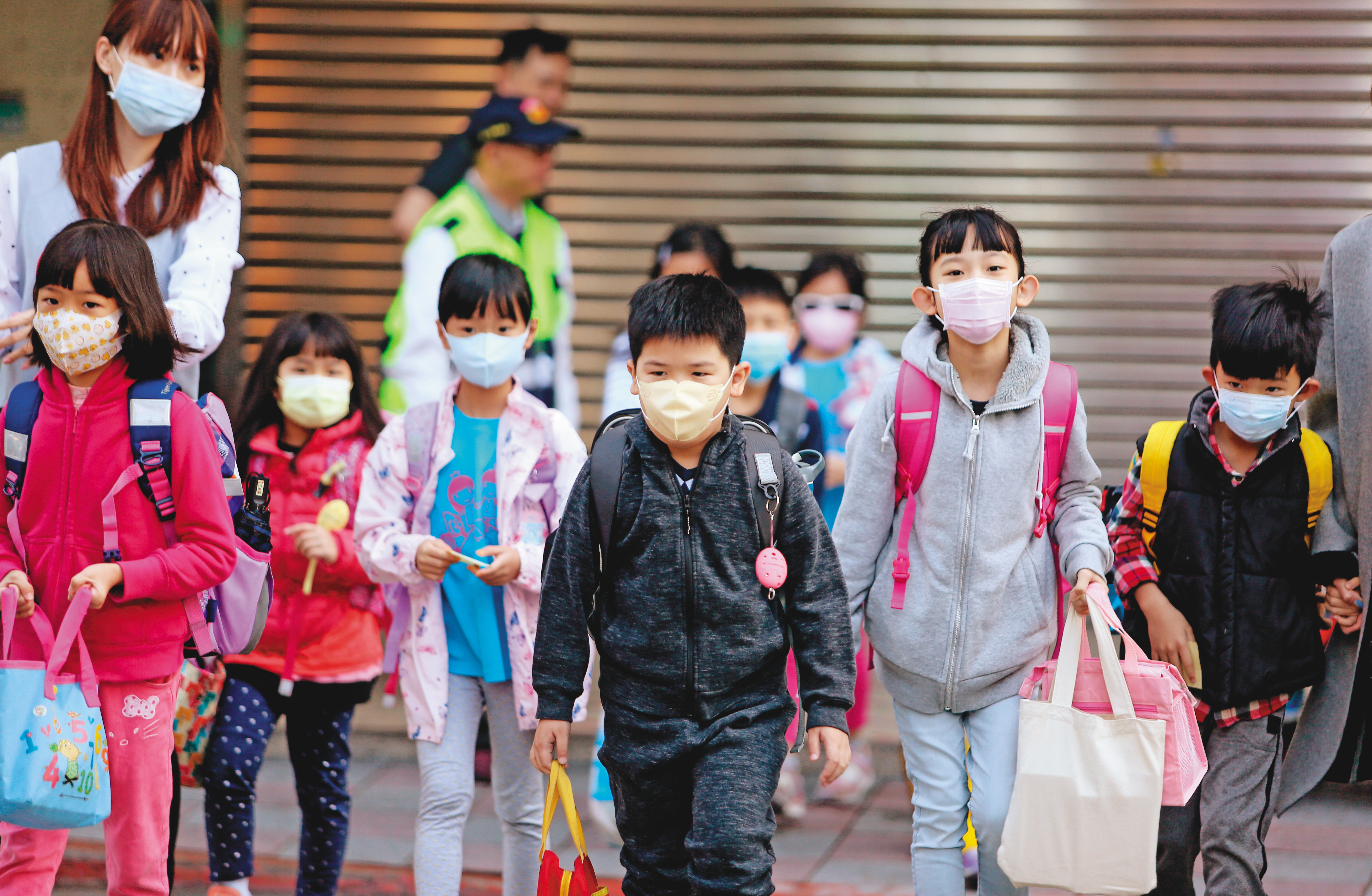 台灣近2個月來防疫表現優異，不僅國人給予高度肯定，外國媒體也評價甚高，但國人仍須提高警覺。
