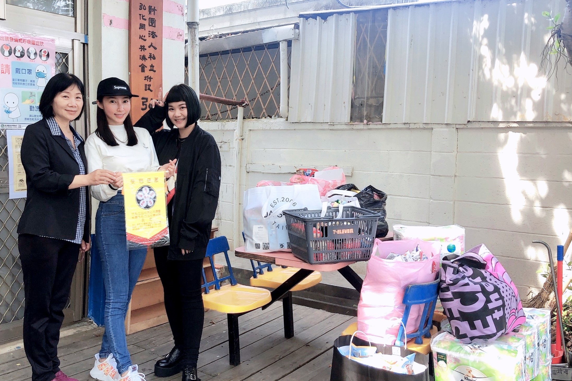 張家瑋為了做公益還趁拍戲空檔，拍賣二手衣，義賣三萬多元買文具來送弘化懷幼院的院童。（民視提供）