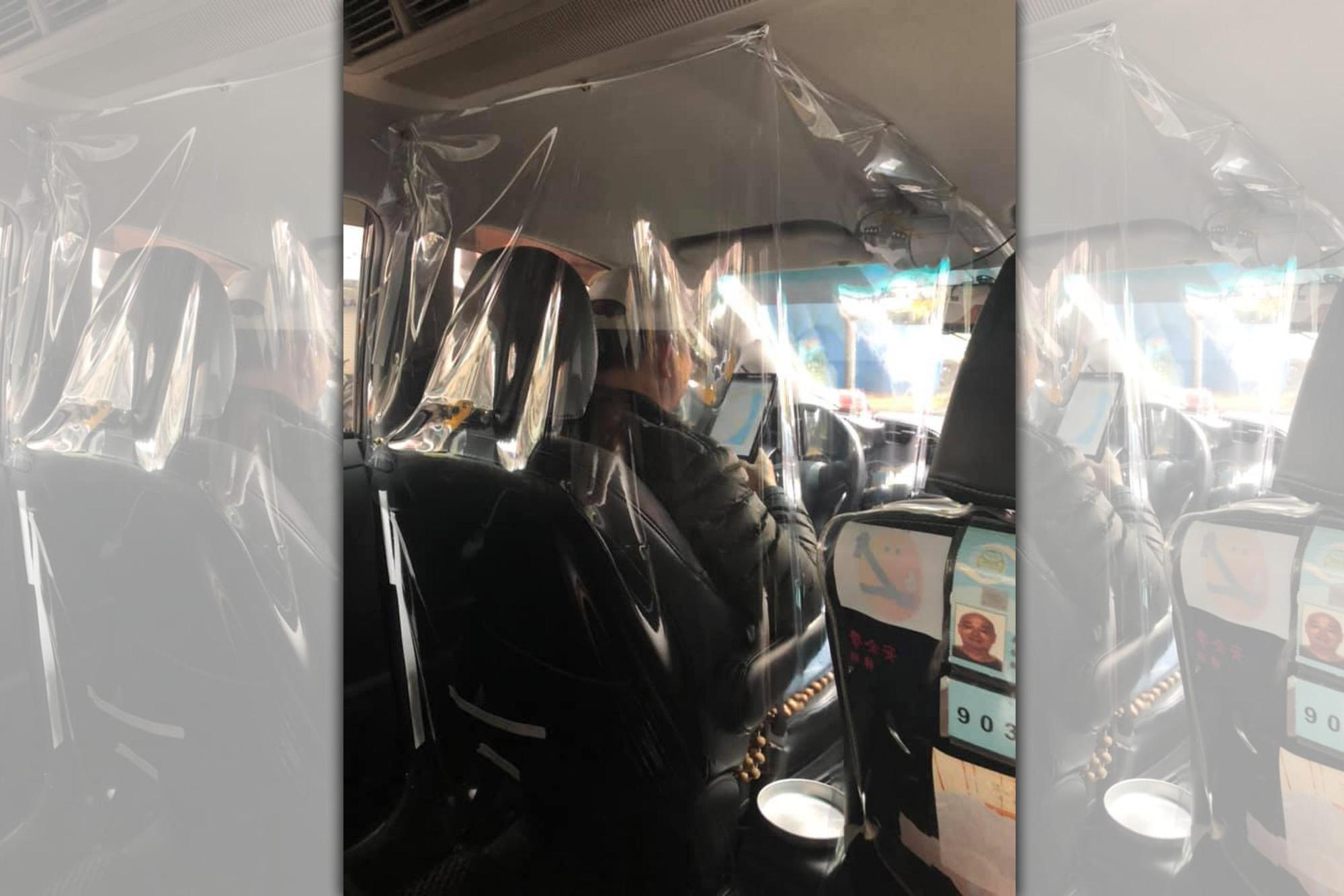 一名小黃運將為了自保出奇招，在駕駛座自製「透明防疫簾」，還準備零錢盤避免乘客給錢和找錢的接觸。（翻攝自臉書「爆料公社」）