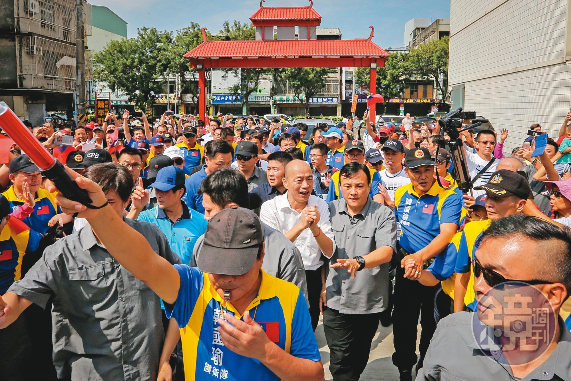 韓國瑜雖未表態黨主席挺誰,但在黨內仍具影響力,韓粉已成為兩大陣營必爭對象。圖為韓國瑜2019年赴台中拜廟。