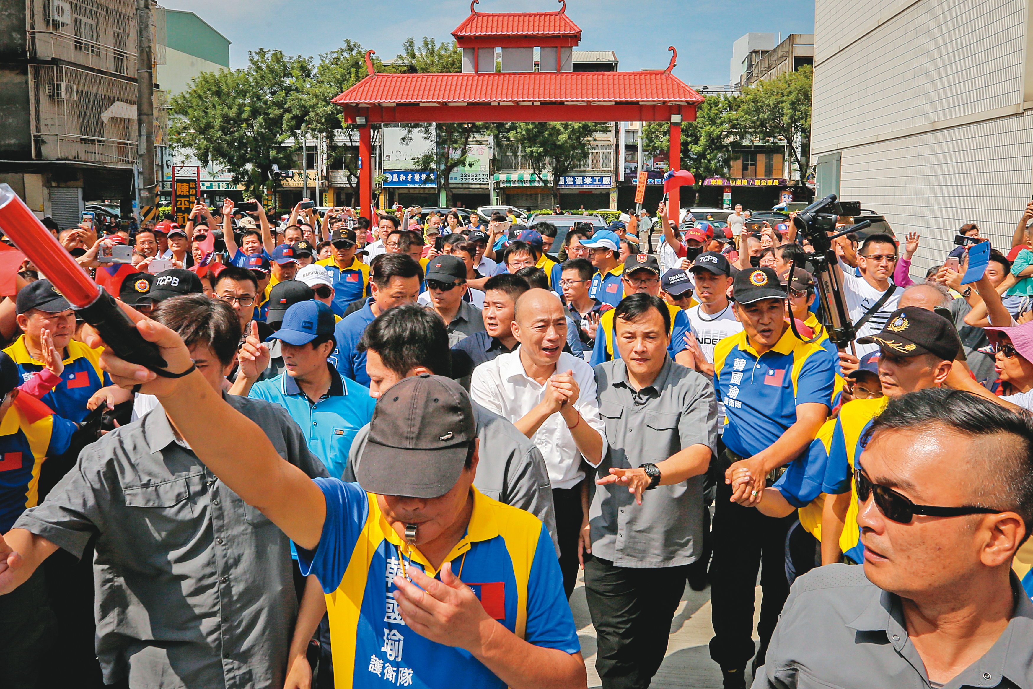 韓國瑜雖未表態黨主席挺誰，但在黨內仍具影響力，韓粉已成為兩大陣營必爭對象。圖為韓國瑜2019年赴台中拜廟。