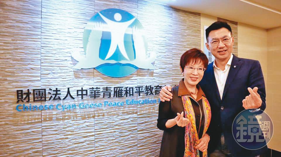 在黃復興系統擁有號召力的洪秀柱，成為郝、江爭取支持對象。圖為江啟臣二月底拜會洪秀柱。（翻攝江啟臣臉書）