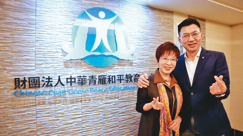 在黃復興系統擁有號召力的洪秀柱，成為郝、江爭取支持對象。圖為江啟臣二月底拜會洪秀柱。（翻攝江啟臣臉書）