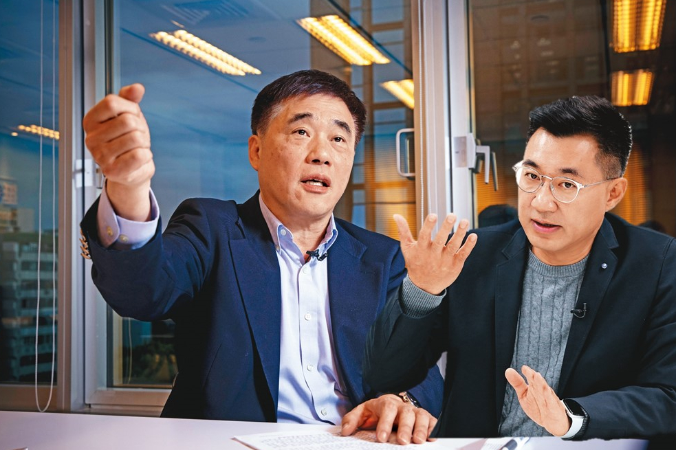 在黨內掀起世代交替的聲浪下，被青壯派寄予厚望的江啟臣（右），擁有大環境風向優勢。一度陷苦戰的郝龍斌（左）近日急起直追、緊逼在後，選情有上升之勢。