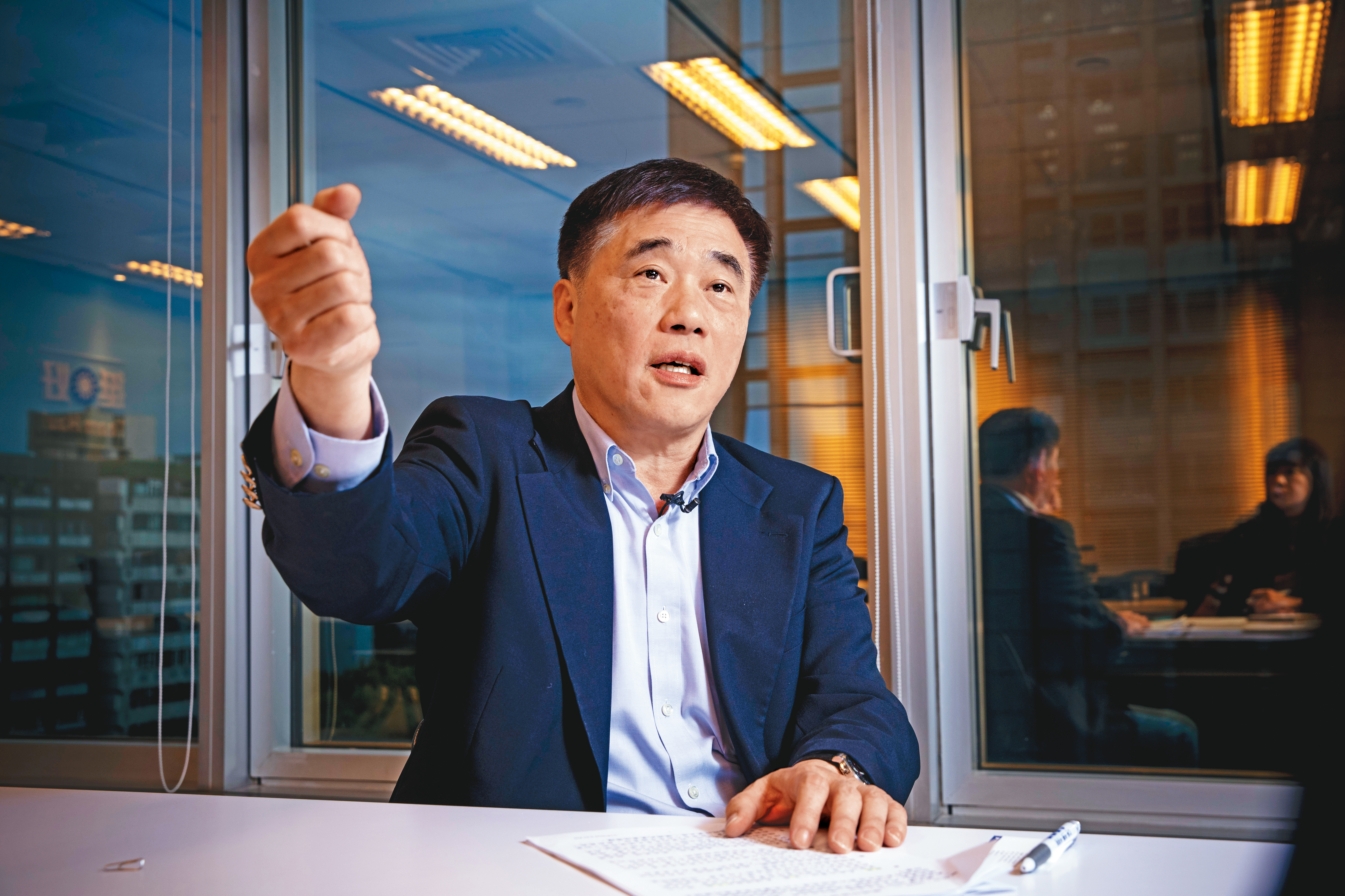 一度陷苦戰的郝龍斌近日急起直追、緊逼在後，選情有上升之勢。