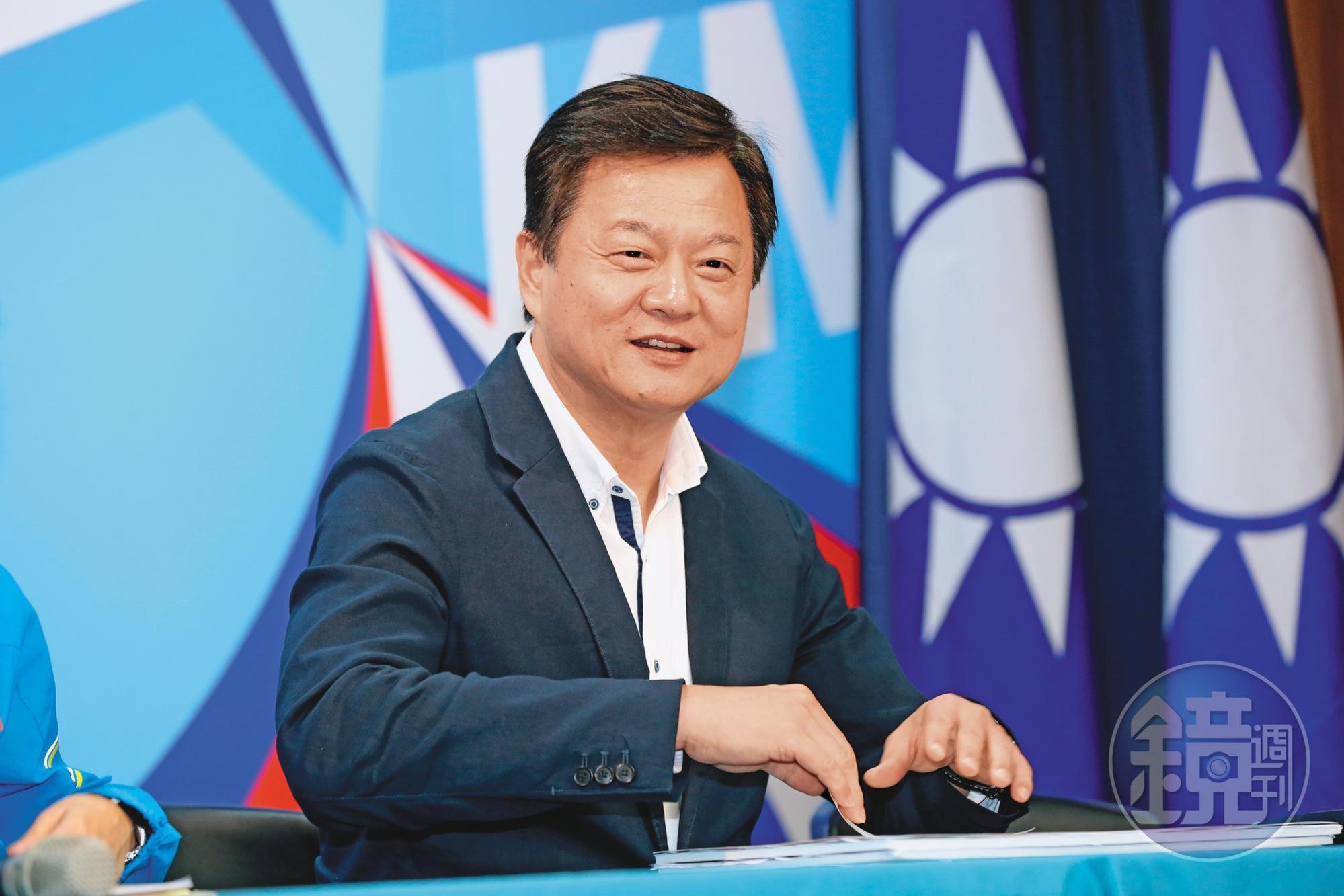 2006年時，時任台北縣長周錫瑋認為當時警政署長侯友宜，在給他的局長候選名單中只提1人太過鴨霸，曾拒絕承認該人事異動案。