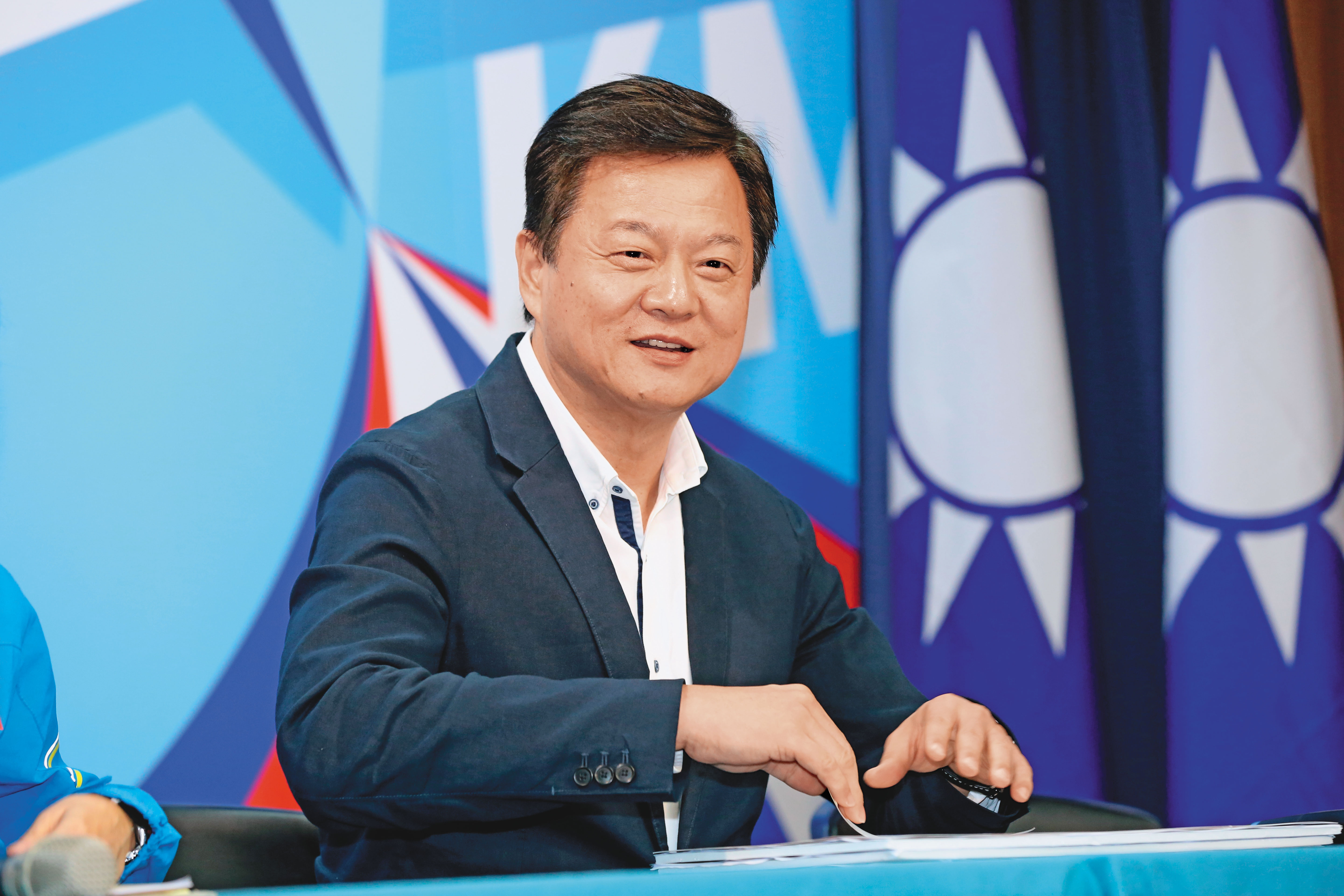 2006年時，時任台北縣長周錫瑋認為當時警政署長侯友宜，在給他的局長候選名單中只提1人太過鴨霸，曾拒絕承認該人事異動案。