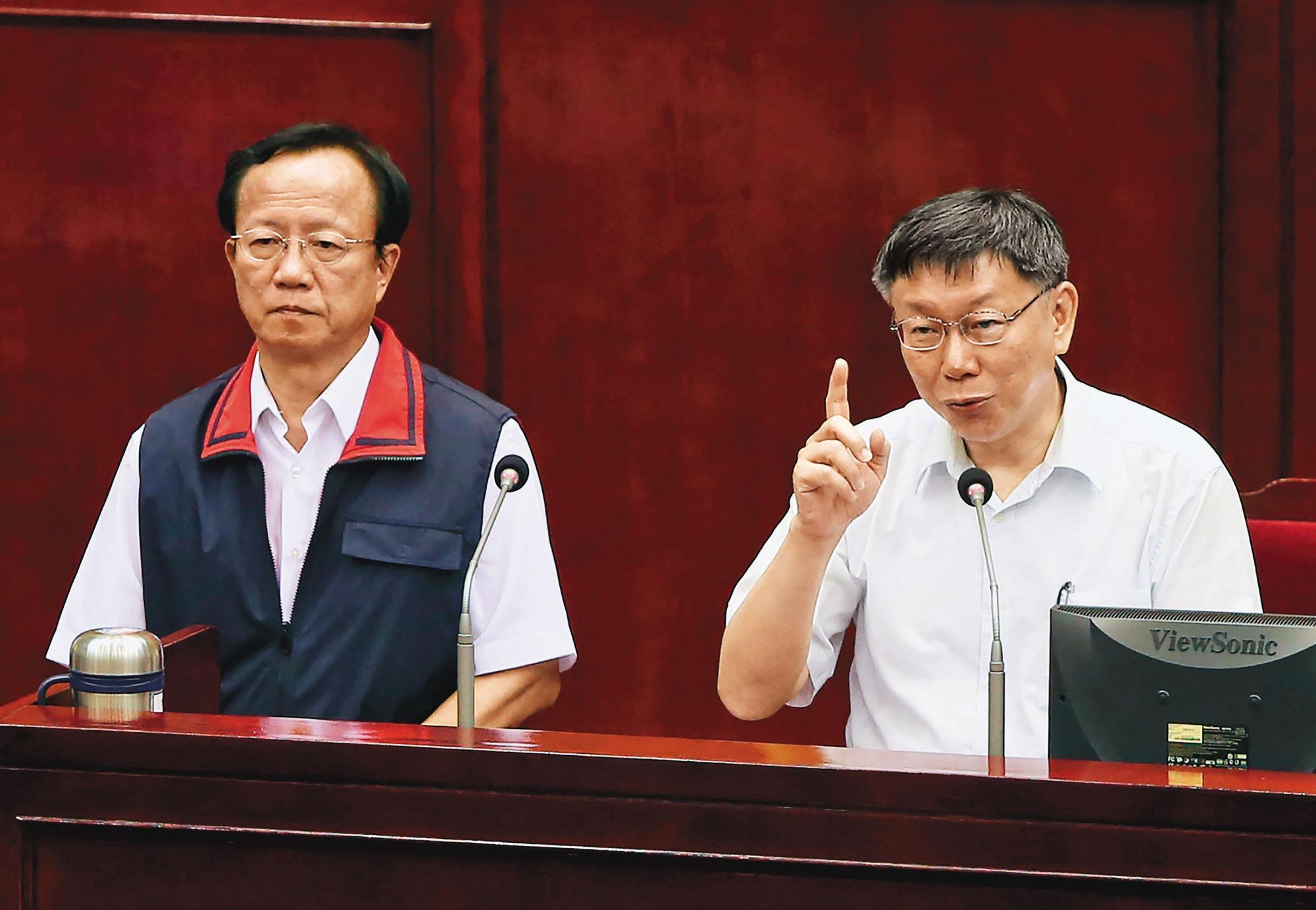 柯文哲（右）與台北市警察局長陳嘉昌（左）不和的傳言，始終沒有斷過。（中央社）
