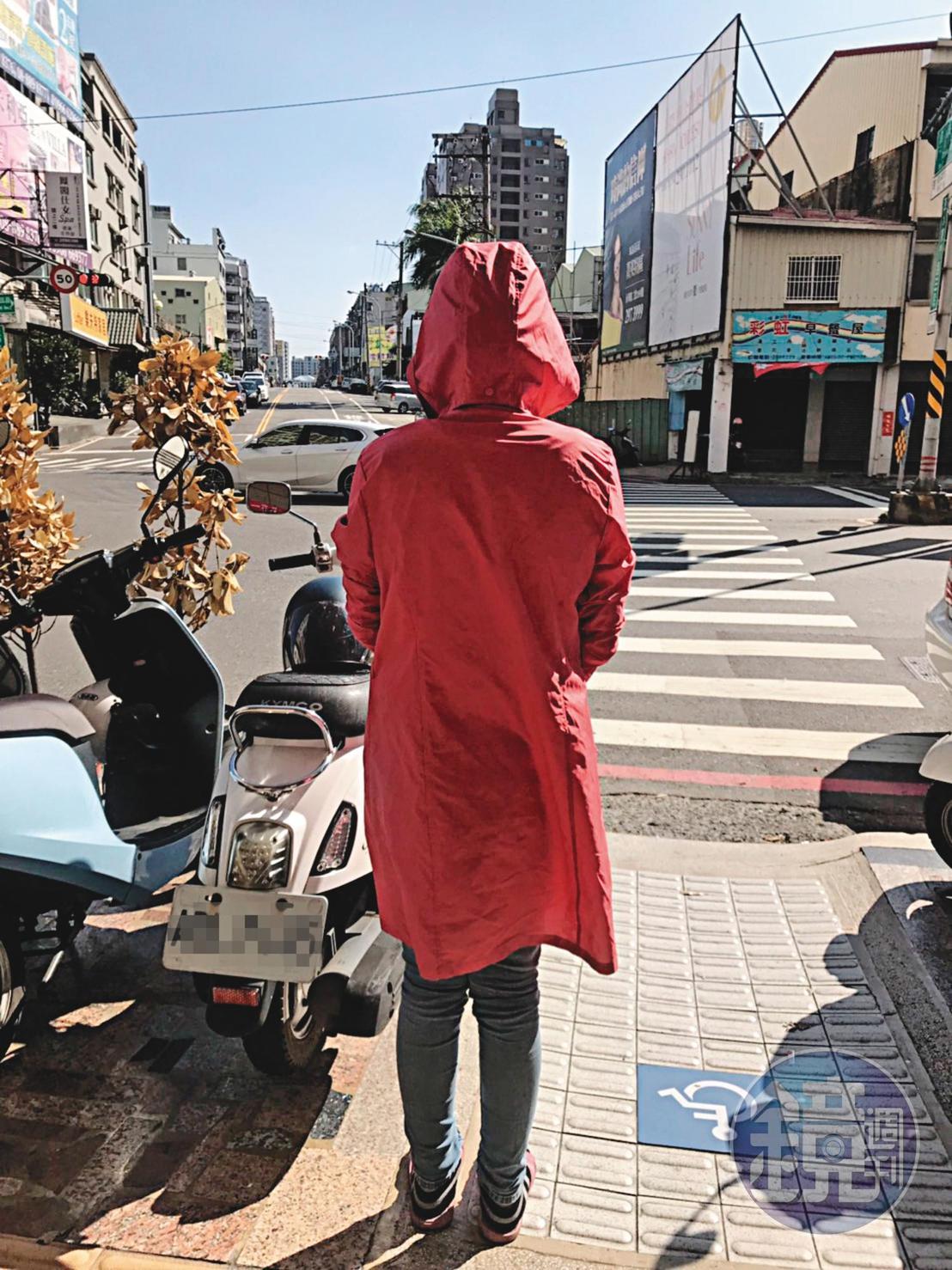 W女（圖）指控陳姓中士騙了她3年半，把她當成工具人。