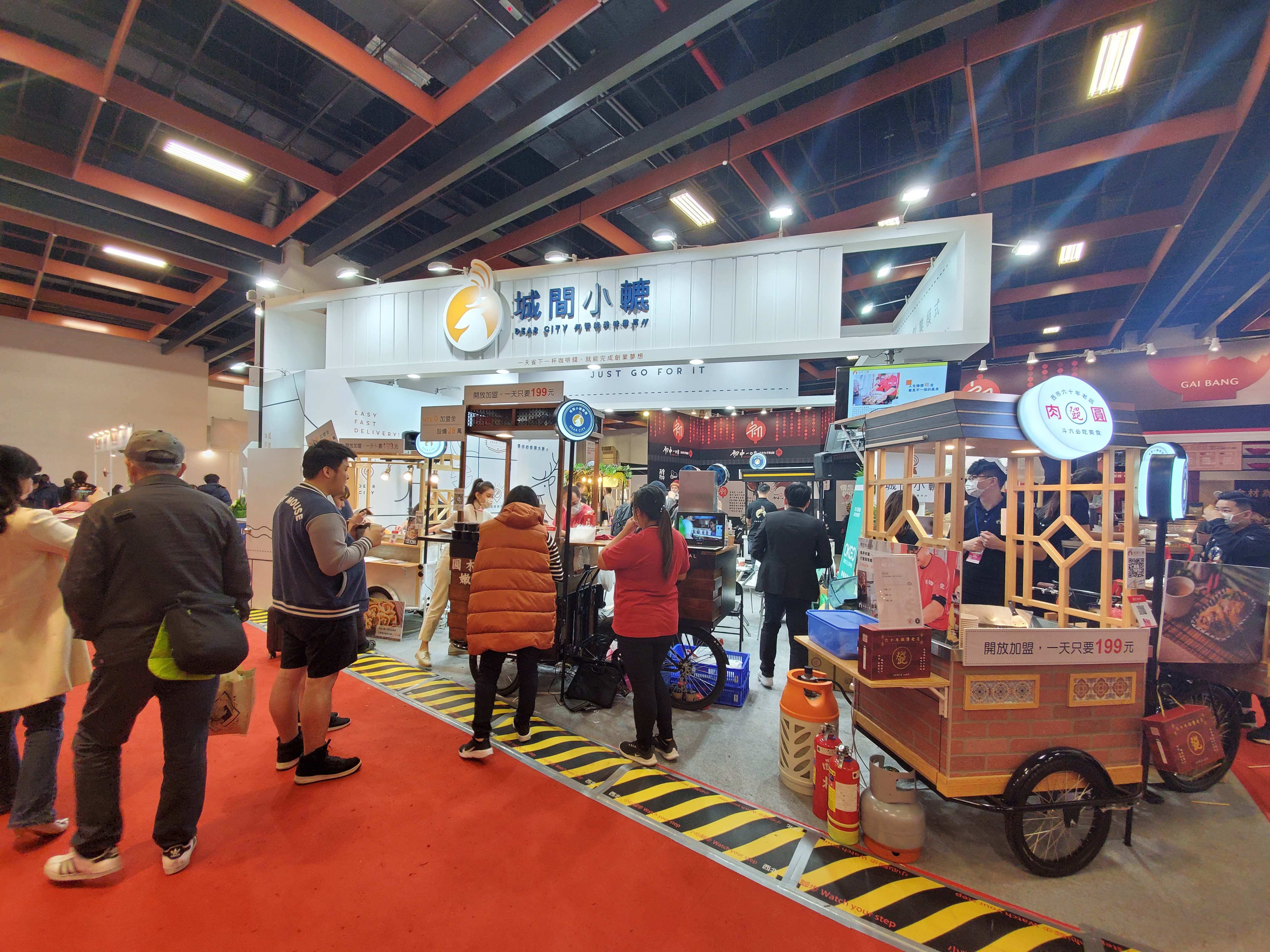 專攻台灣小吃的城間小轆以「智慧餐車」吸引欲加盟者，展覽期間簽下逾200單。