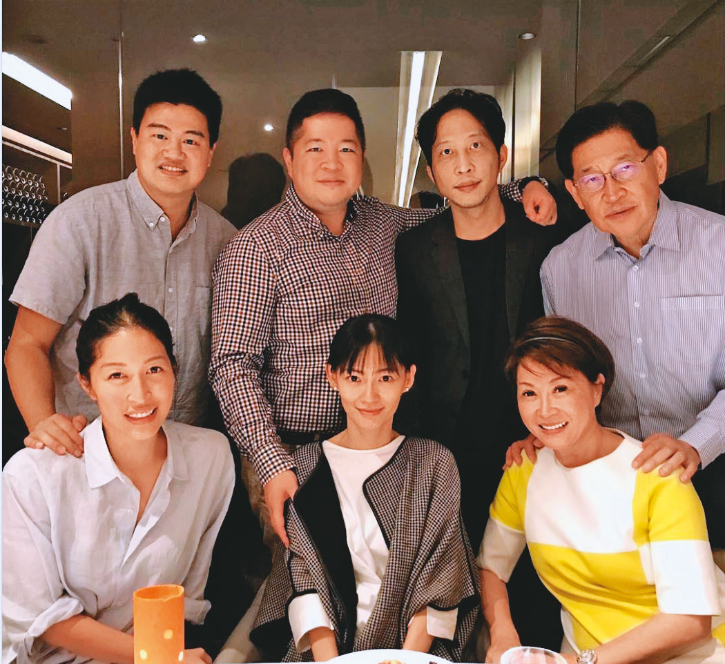 吳東亮和胡定吾兩家是世交,吳昕豪和胡定吾女兒胡亦蓮結連理。(翻攝胡亦嘉 IG)