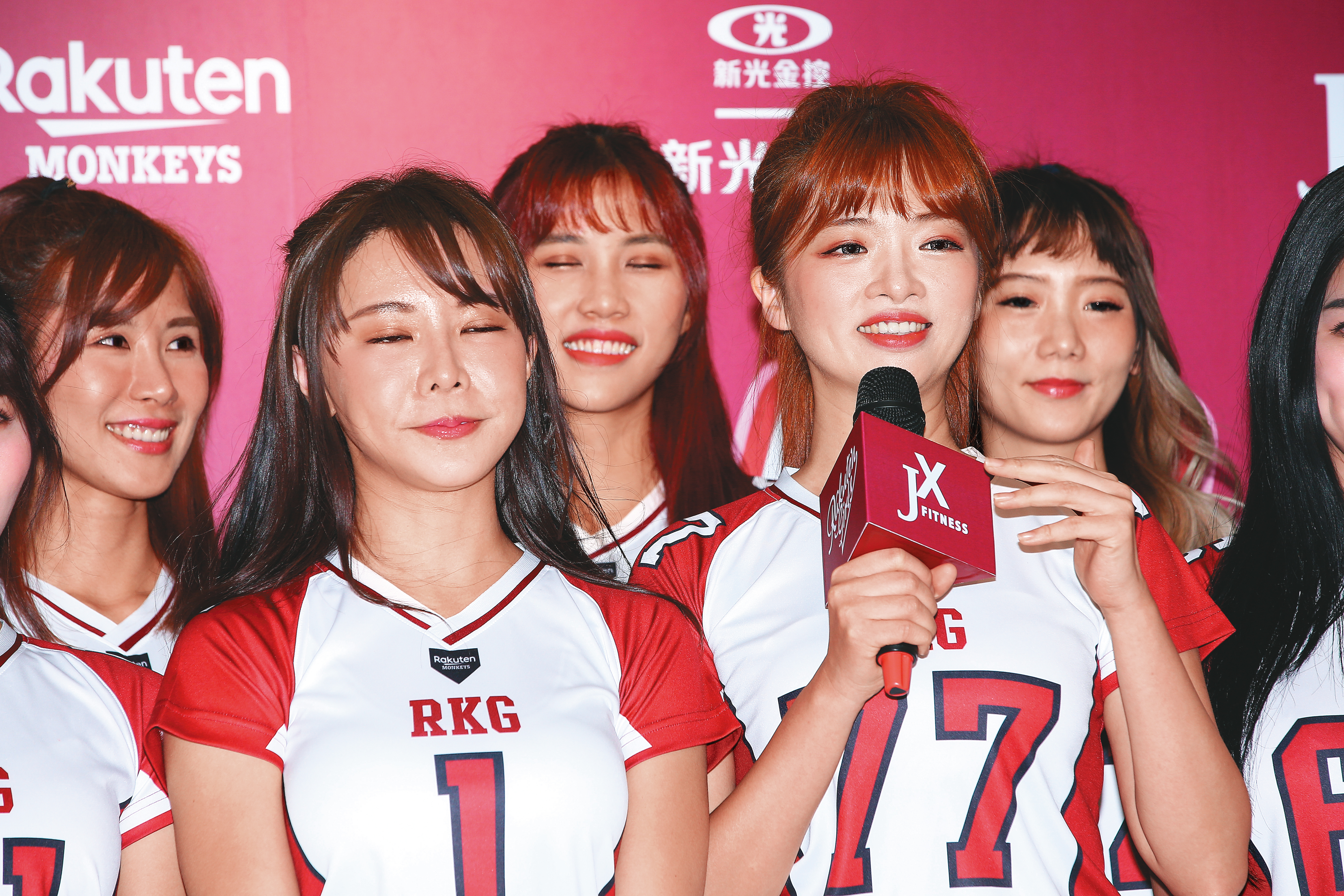 曲曲（右二）的身材算是傲人，可惜團進團出的場合，她沒啥機會表現，趁著巫苡萱吃癟時，她趕緊展露甜美。左二為巫苡萱。