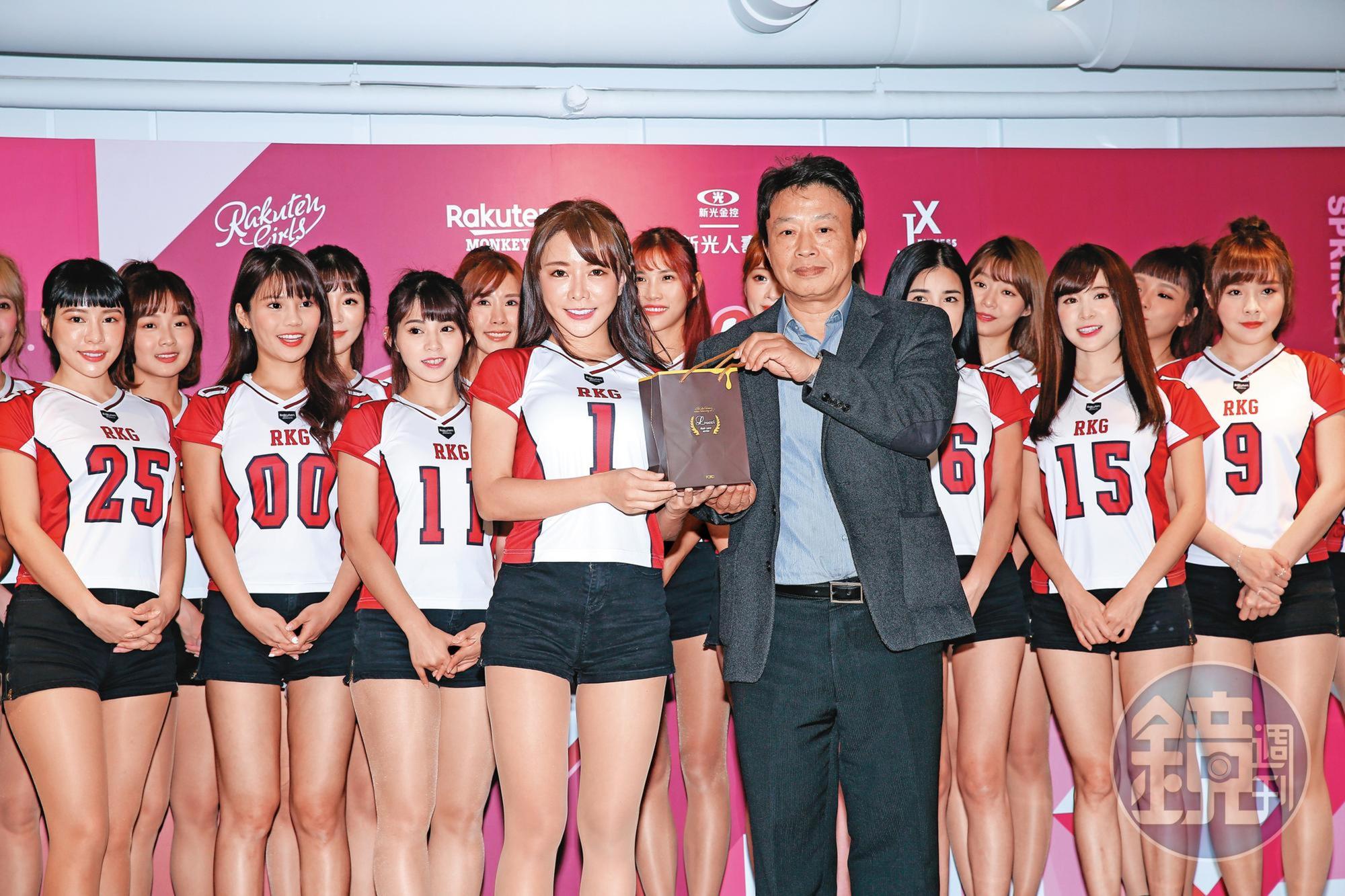 「小隻馬」巫苡萱（前排左）是LamiGirls時較有能見度的一員，現為Rakuten Girls隊長，擔著跟男性長官互動的重任。
