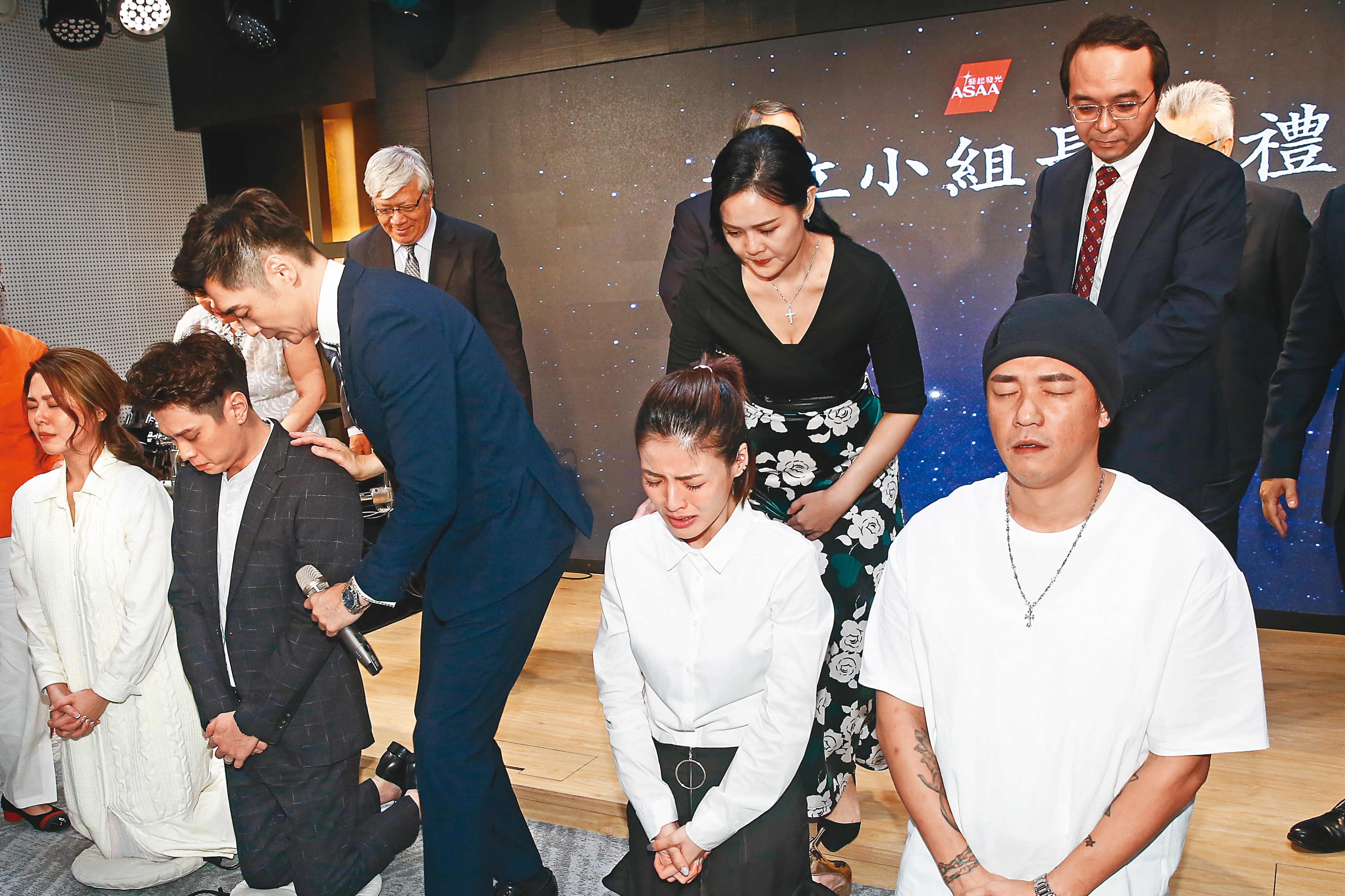 眾人為劉真祈禱的畫面看來相當哀淒，也使得場子極具張力。