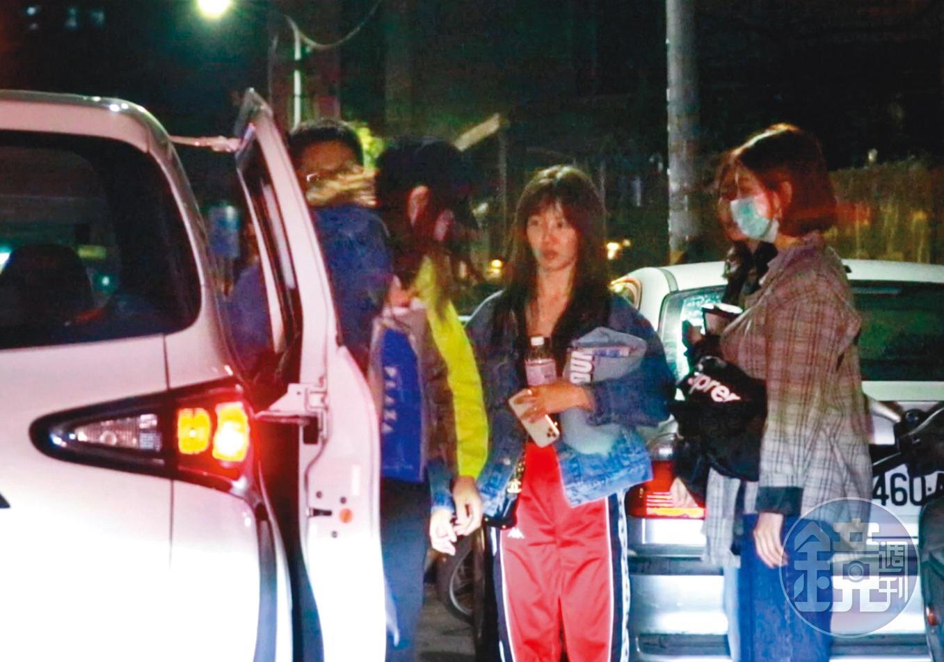 唱完歌後，一群女生陪著郭書瑤回家換裝與化妝。
