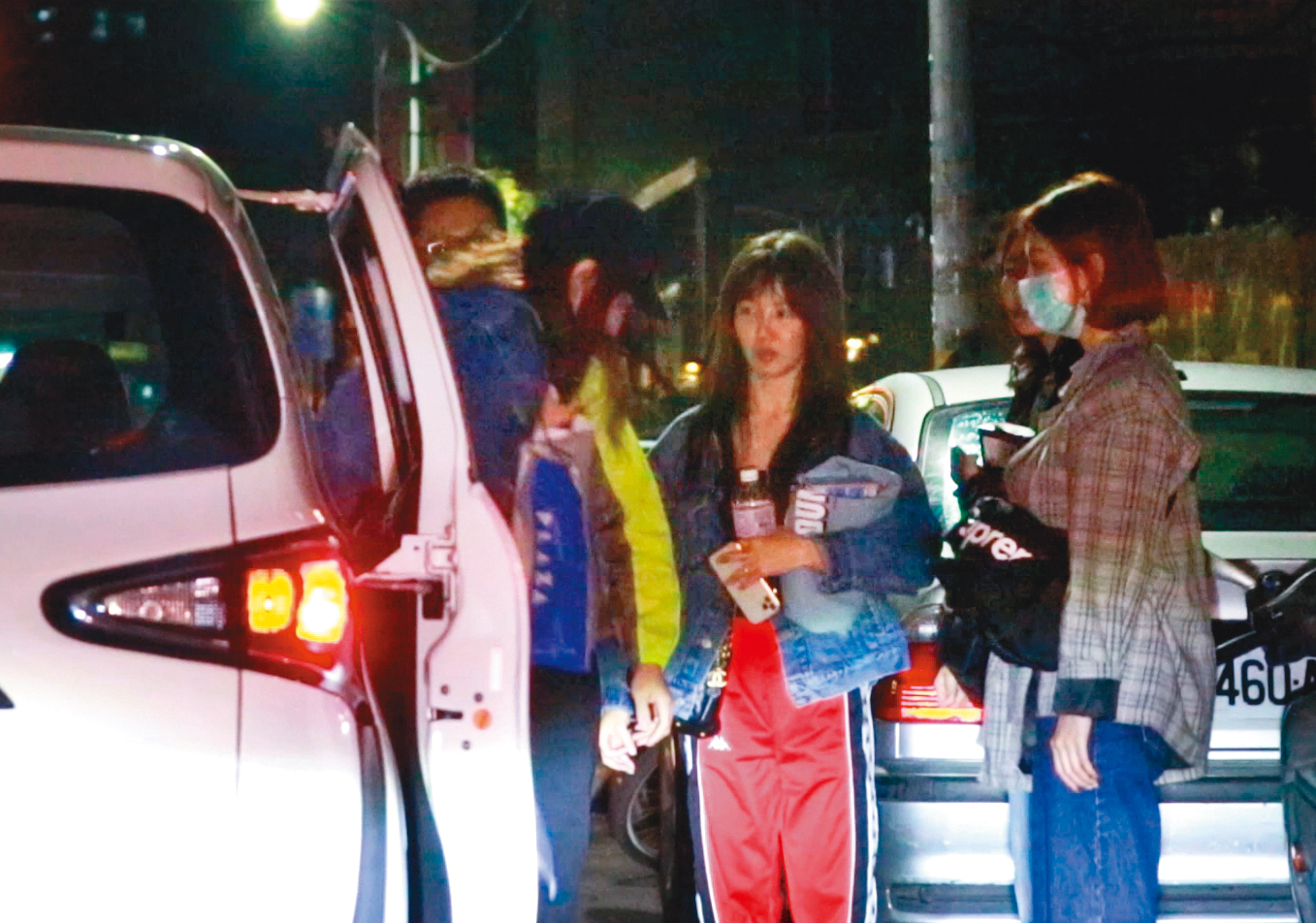 唱完歌後，一群女生陪著郭書瑤回家換裝與化妝。