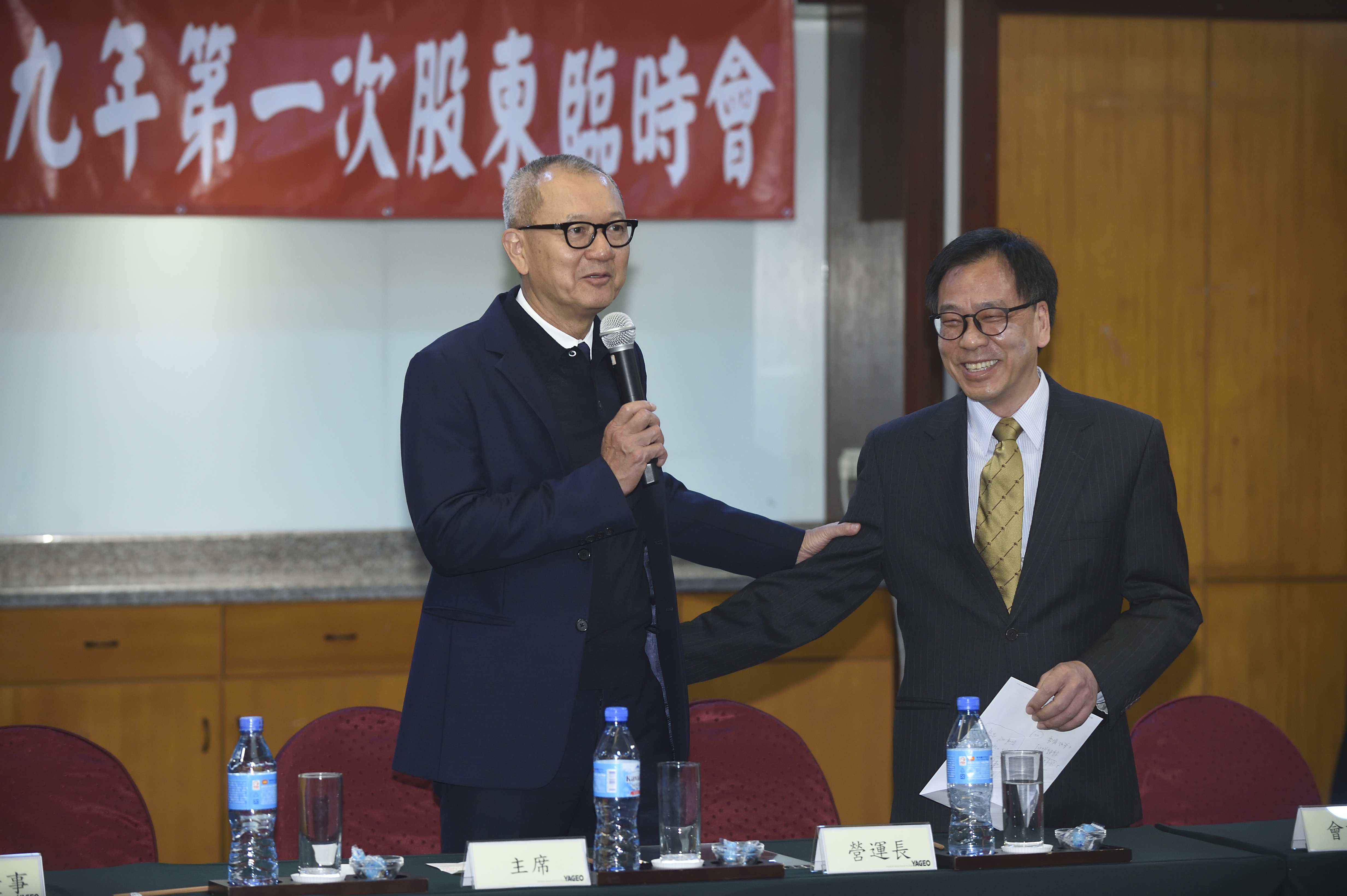 國巨董事長陳泰銘(左),找來佳世達前財務長王淡如出任營運長一職(右)。