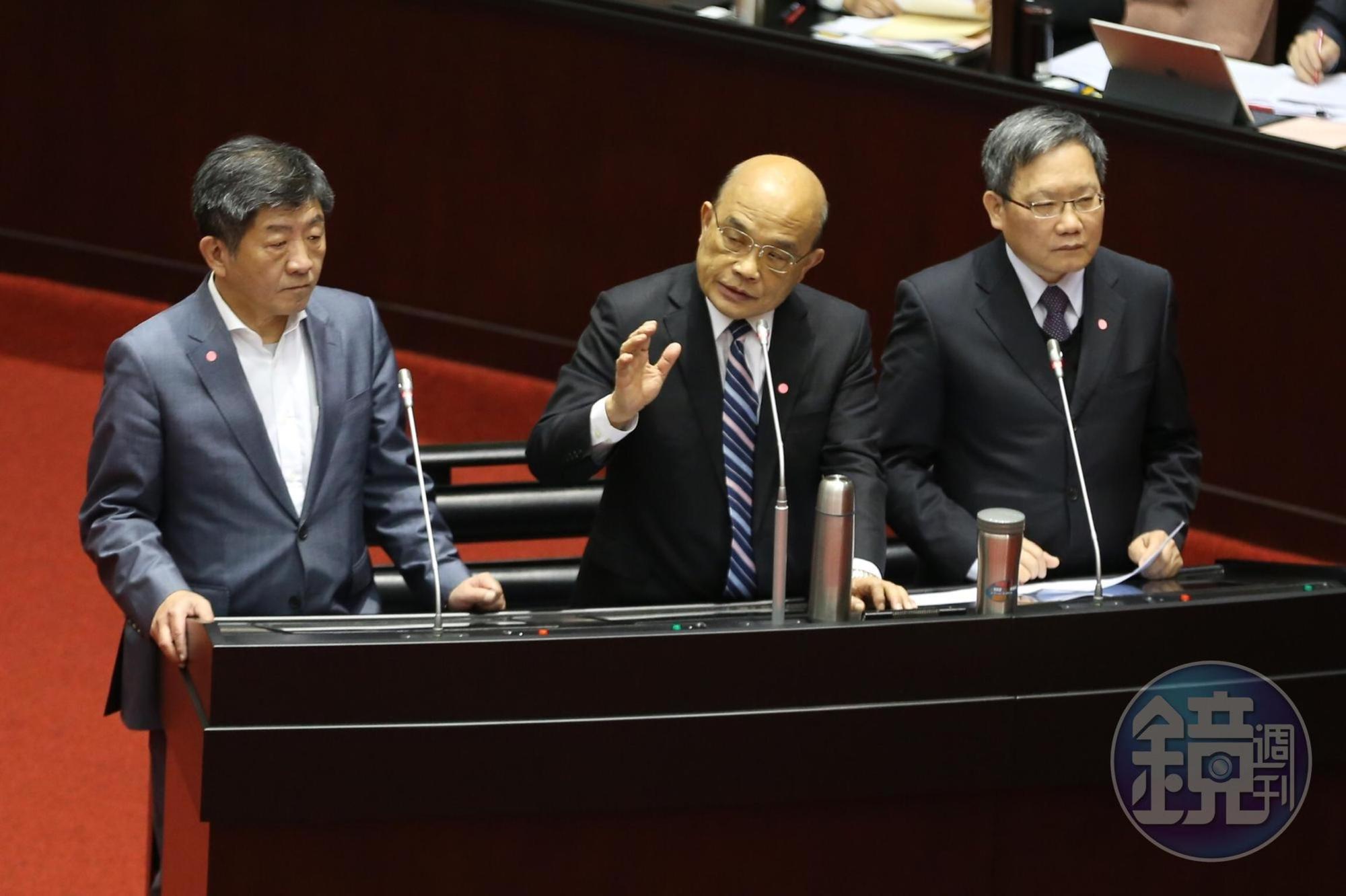行政院長蘇貞昌(中)、衛福部長陳時中(左)、財政部長蘇建榮答詢。