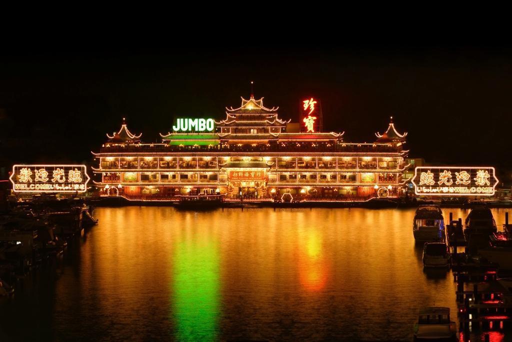 「珍寶海鮮舫」有「世界上最大的海上食府」美稱,吸引許多電影前來取景。(翻攝自Jumbo Kingdom臉書)