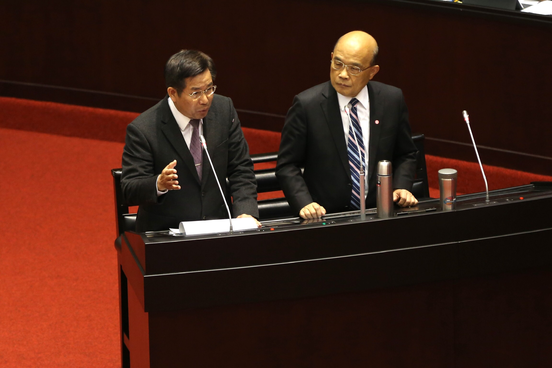 行政院長蘇貞昌(右)、教育部長潘文忠(左)備詢。