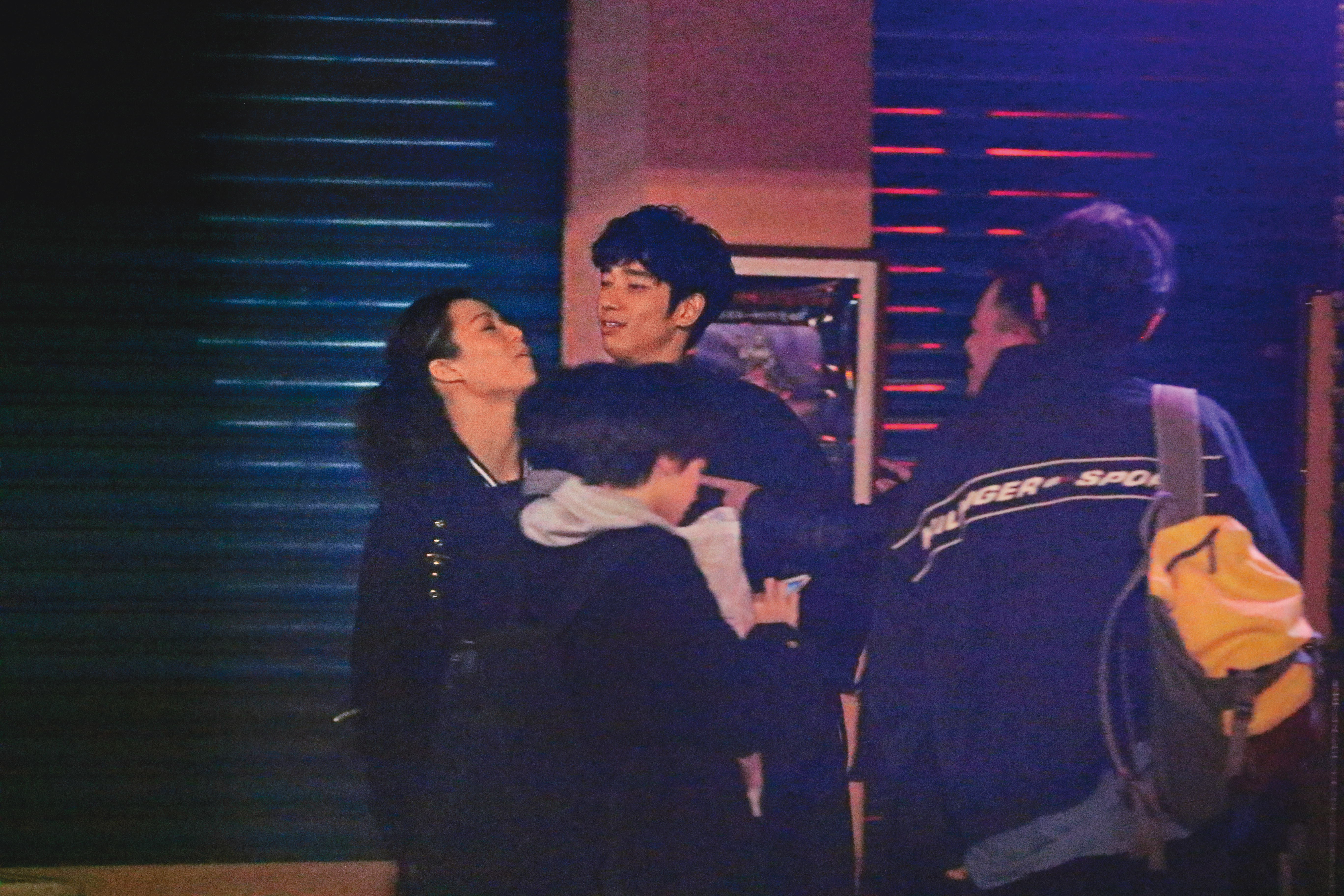 之前宋芸樺（左）跟劉以豪主演《帶我去月球》，後來劉以豪接演《比悲傷更悲傷的故事》變成億萬票房男星。